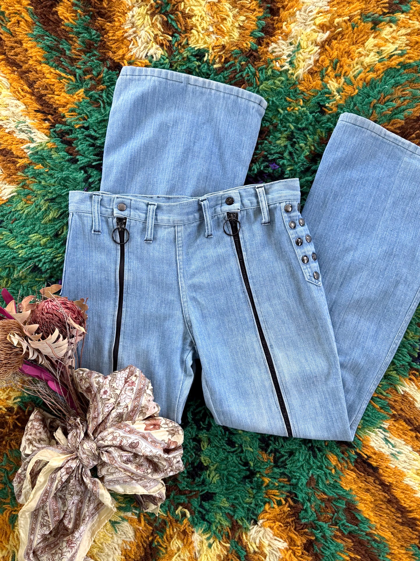 VINTAGE 1970S AMERICAN LOW RISE ZIP THROUGH STUDDED CROPPED DENIM JEANS S