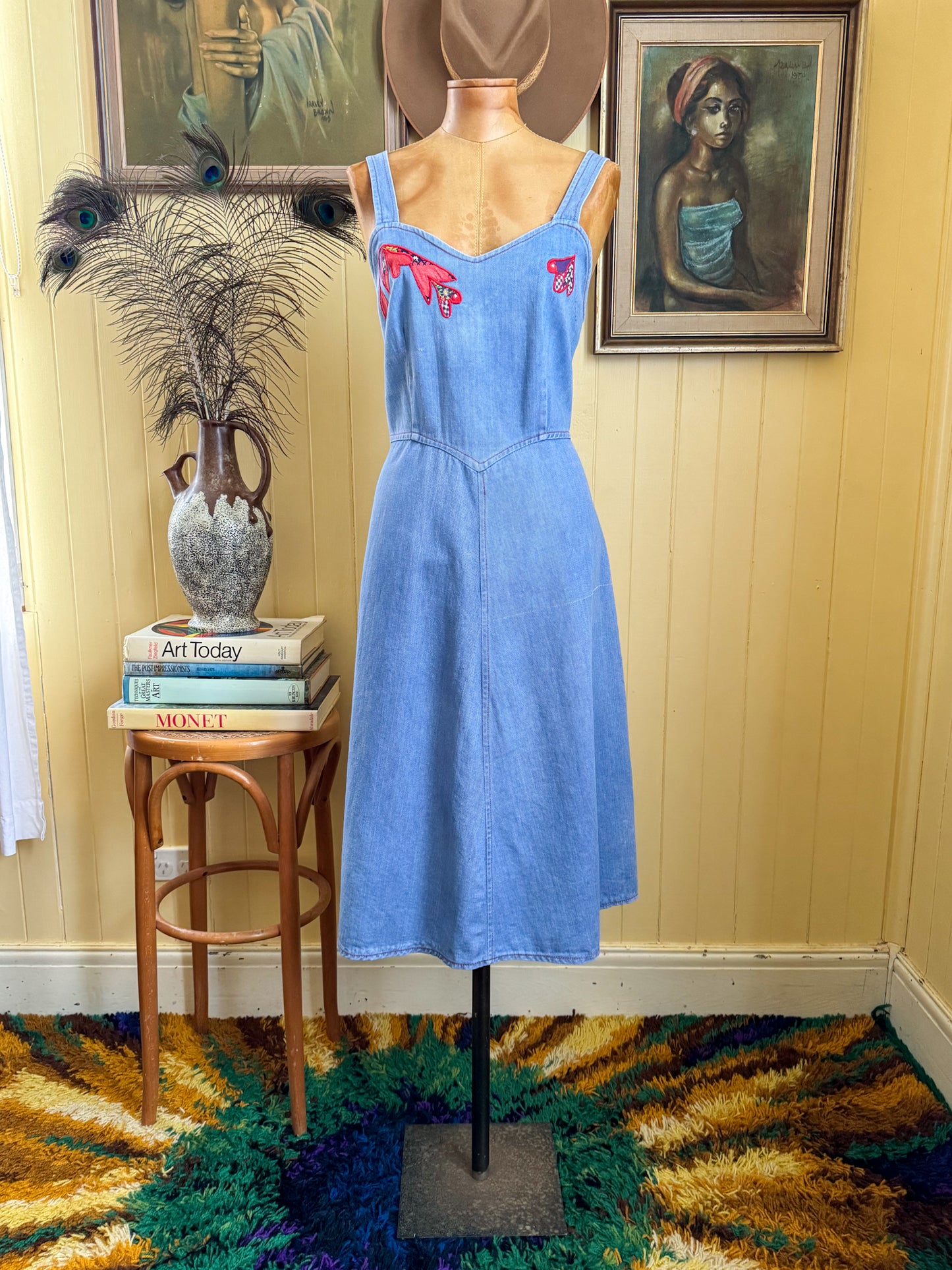 VINTAGE 1970S STITCHES CHAMBRAY DENIM APPLIQUÉ MIDI PINAFORE DRESS M/L