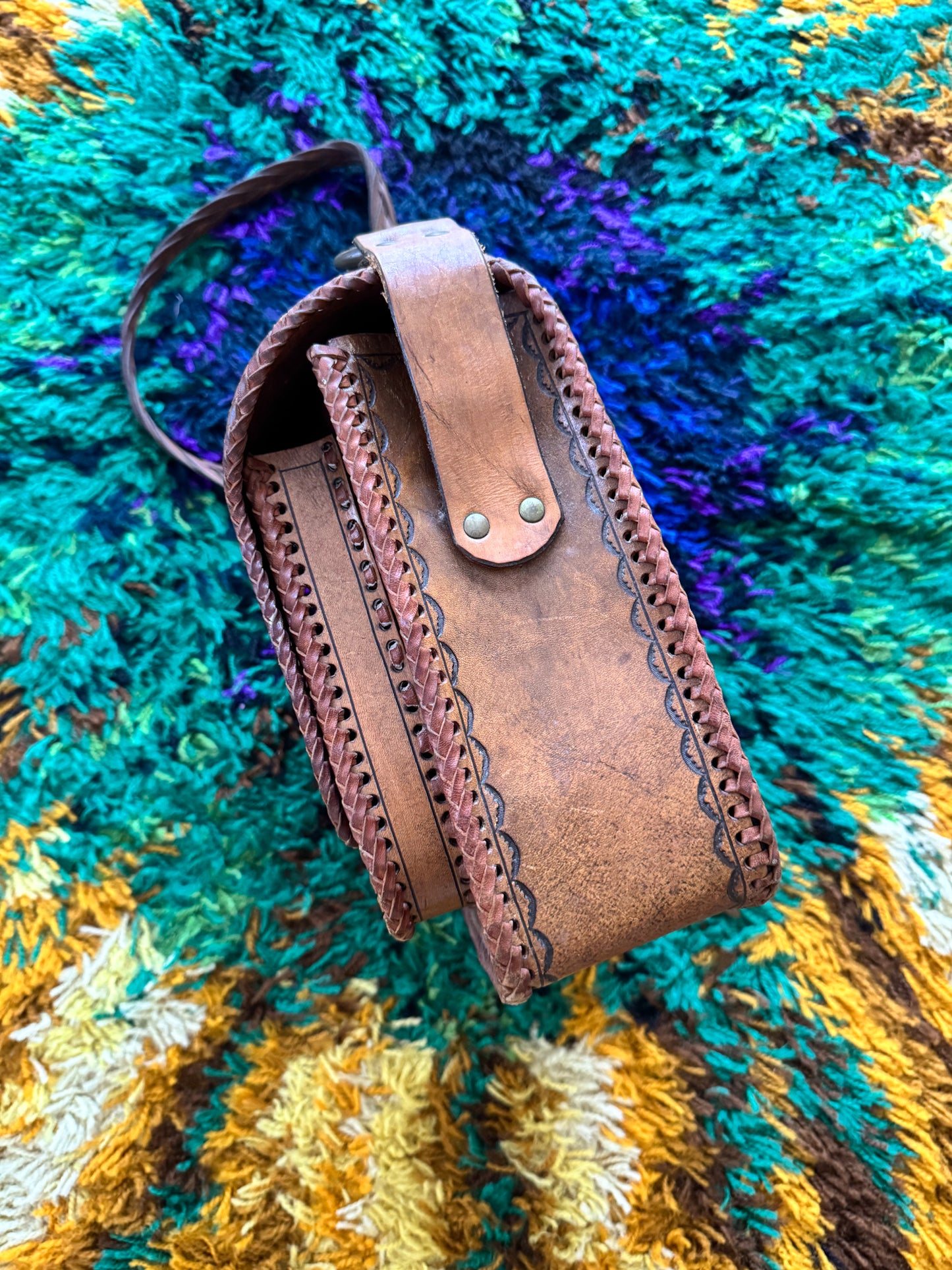 VINTAGE 1970S XL TOOLED CARAMEL LEATHER WARATAH SHOULDER BAG