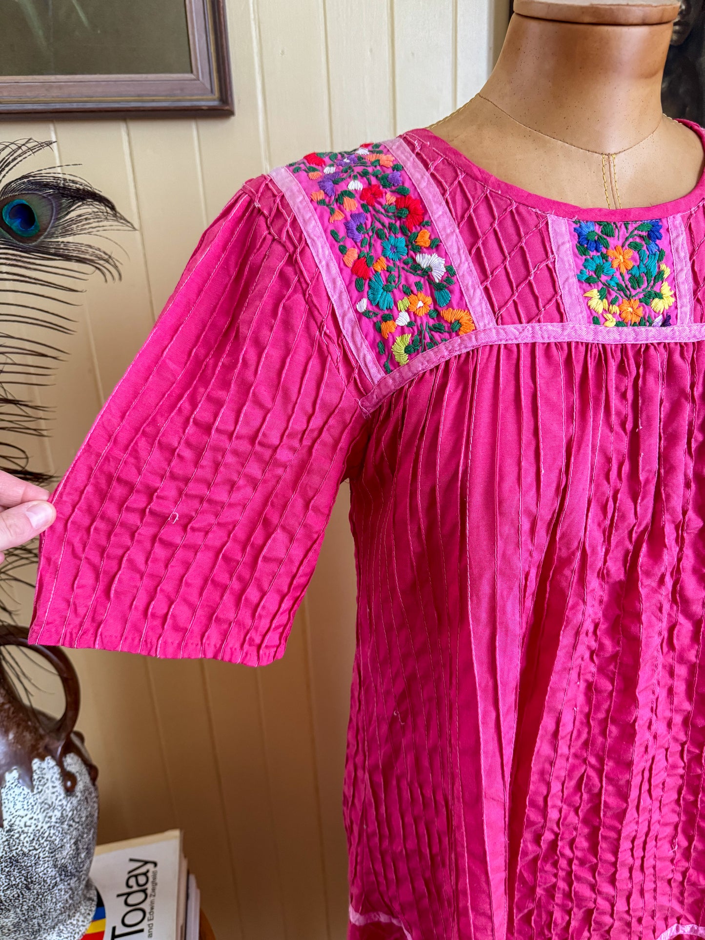 VINTAGE 1970S MEXICAN HOT PINK COTTON BLEND EMBROIDERED MIDI DRESS S