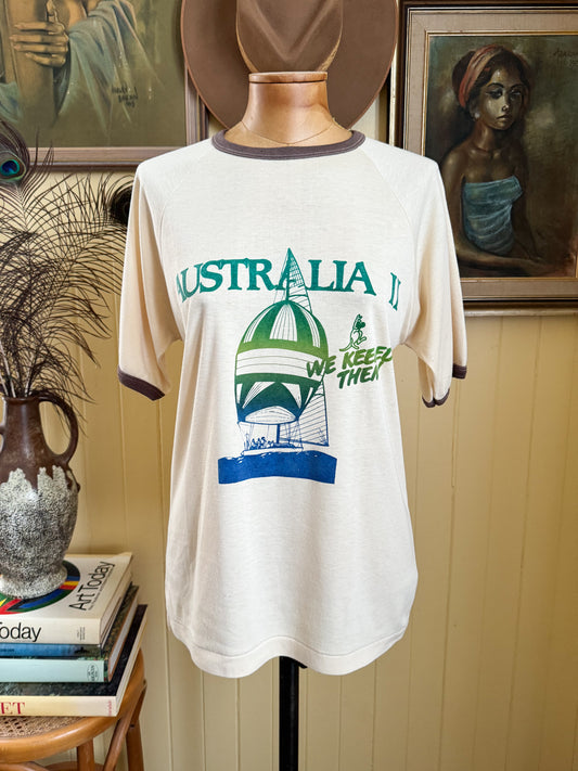 VINTAGE 1980S AUSTRALIAN SAILING AMERICAS CUP PRINT SINGLE STITCH RINGER TSHIRT M/L