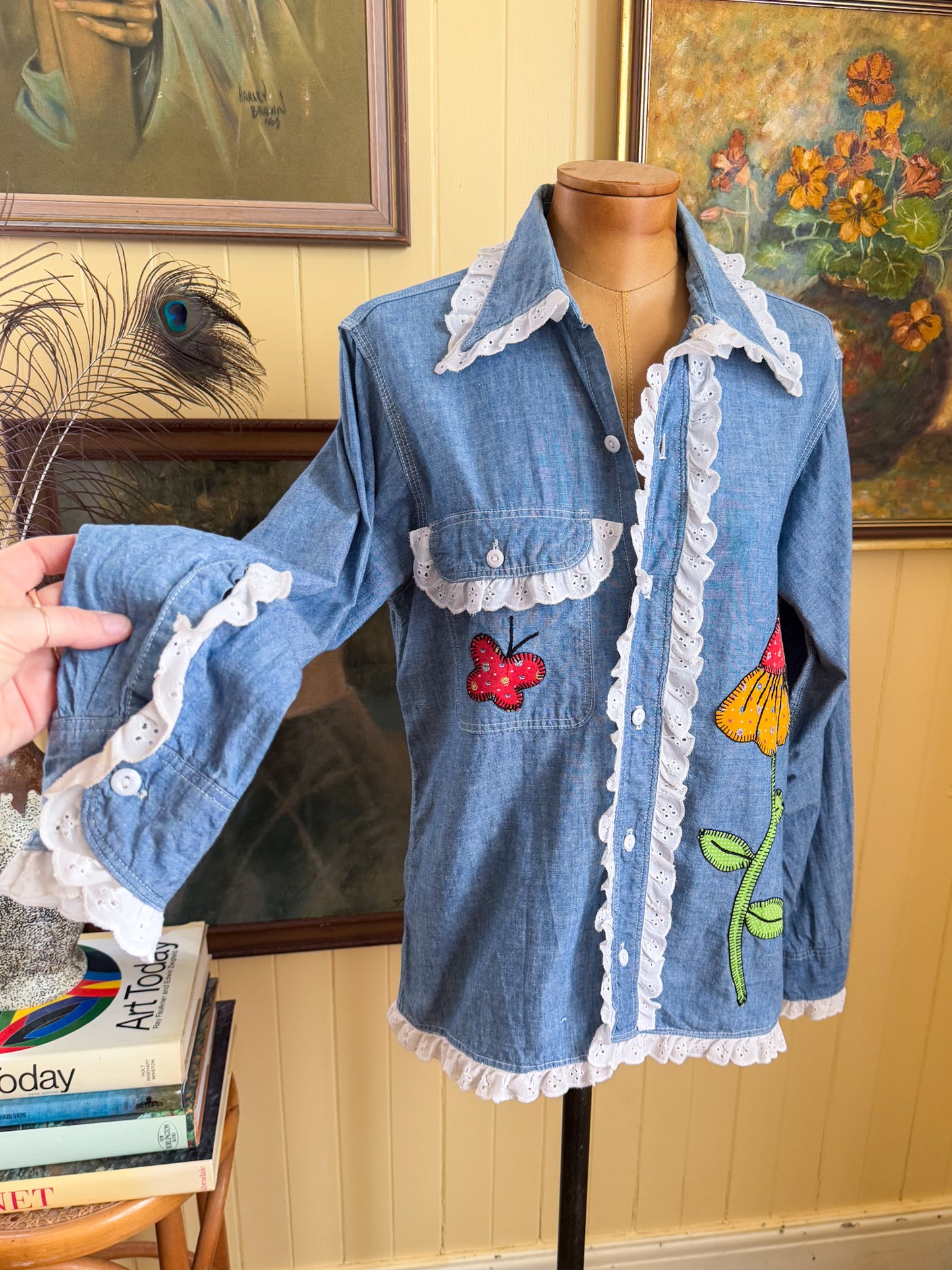 VINTAGE 1970S JC PENNEY COTTON CHAMBRAY APPLIQUÉ LACE TRIM SHIRT M