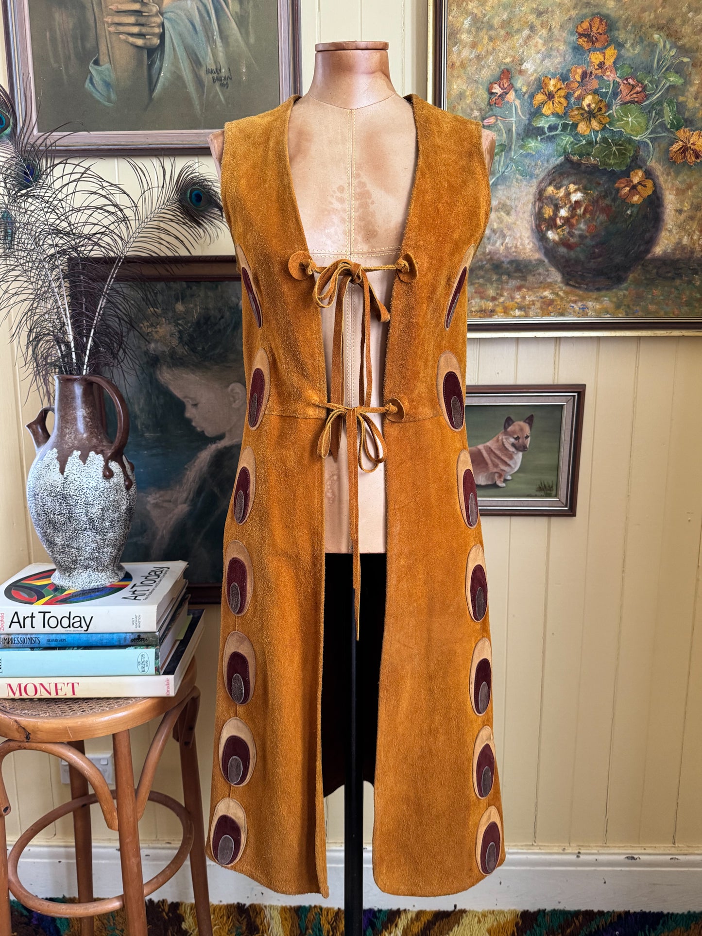 VINTAGE 1970S GEPETTO TAN SUEDE LEATHER PEACOCK APPLIQUÉ LONGLINE WAISTCOAT VEST XS