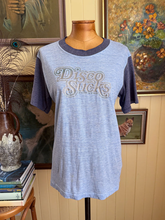 VINTAGE 1980S DISCO SUCKS NOVELTY PRINT SINGLE STITCH RINGER TSHIRT S/M