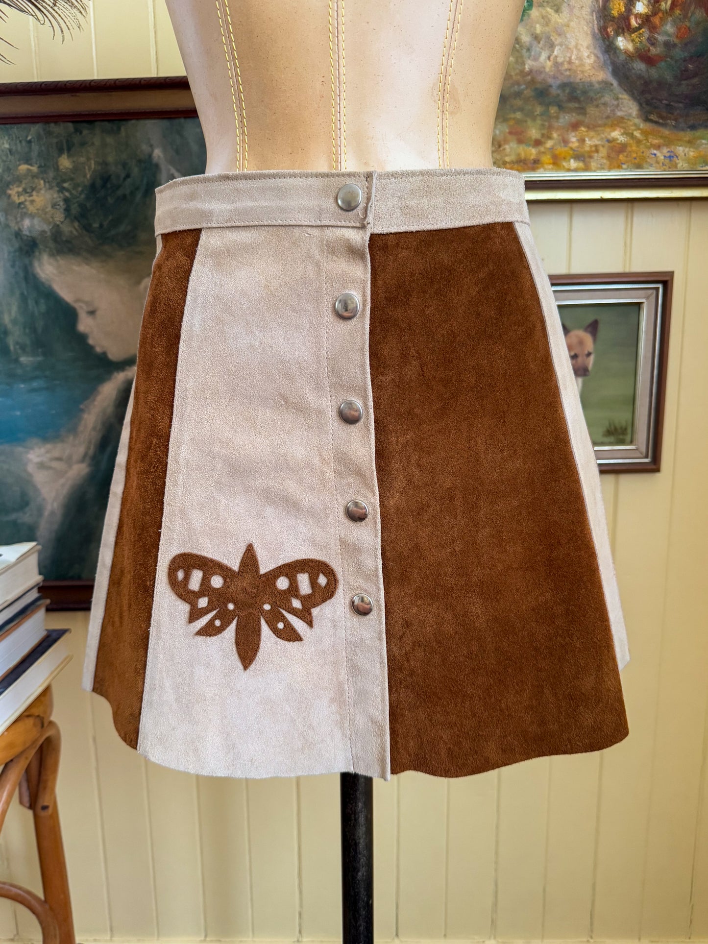 VINTAGE 1970S SUEDE LEATHER PANEL BUTTERFLY APPLIQUÉ BUTTON THROUGH MINI SKIRT S/M