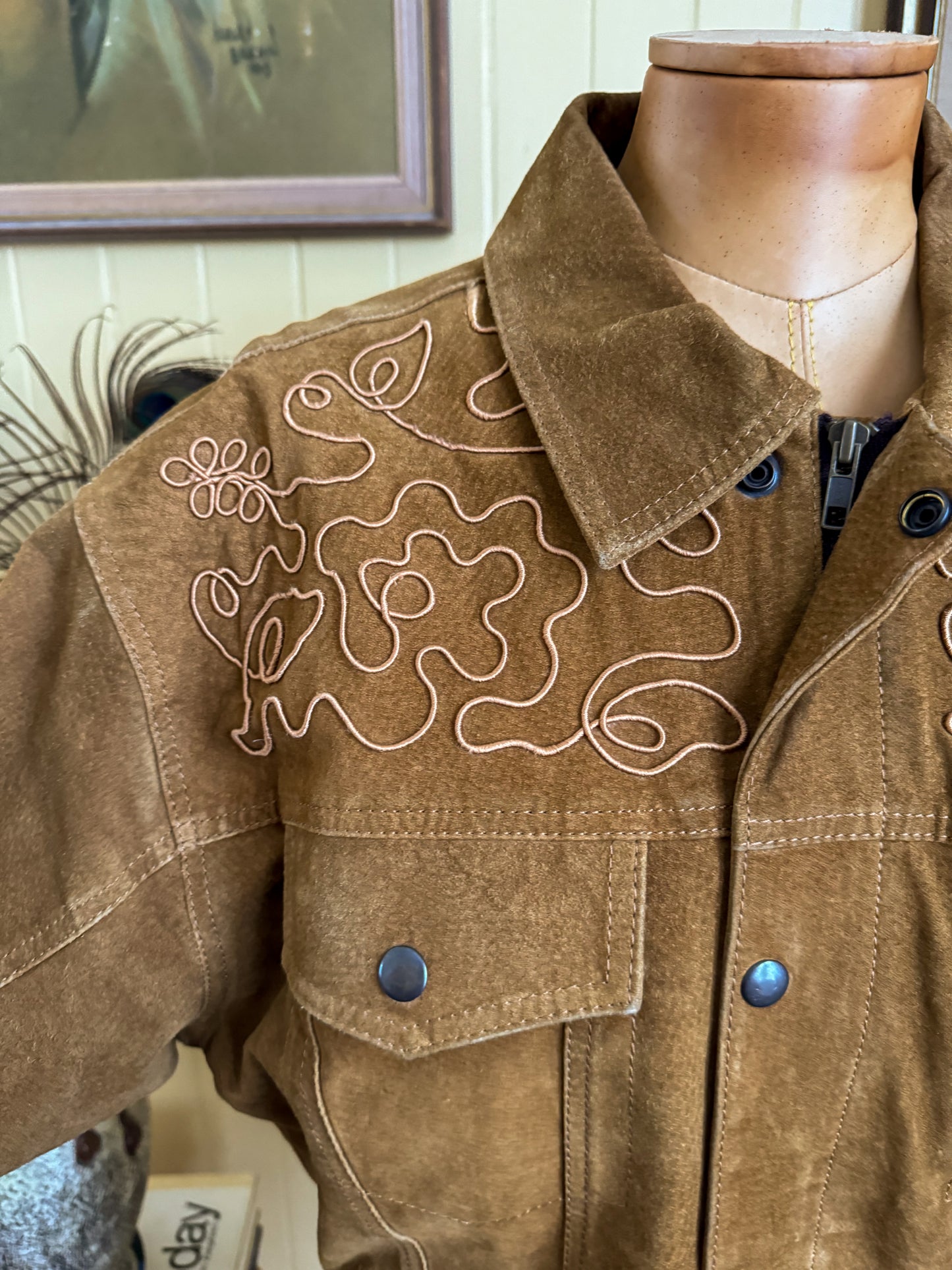 VINTAGE 1970S UNISEX CARAMEL SUEDE LEATHER EMBROIDERED JACKET S/M/L