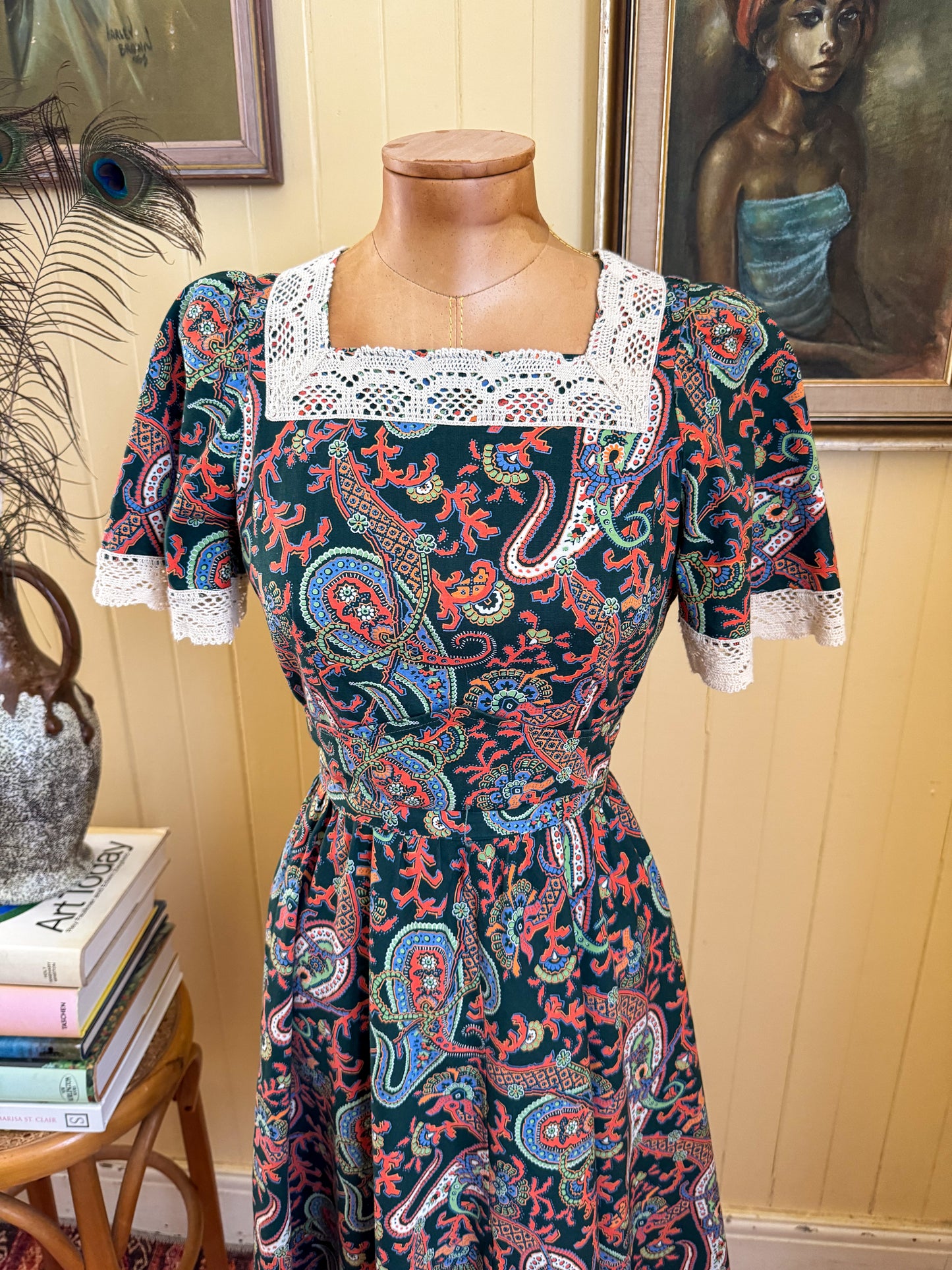 VINTAGE 1970S SAMUEL SHERMAN PAISLEY PRINT COTTON + CROCHET PRAIRIE DRESS XS