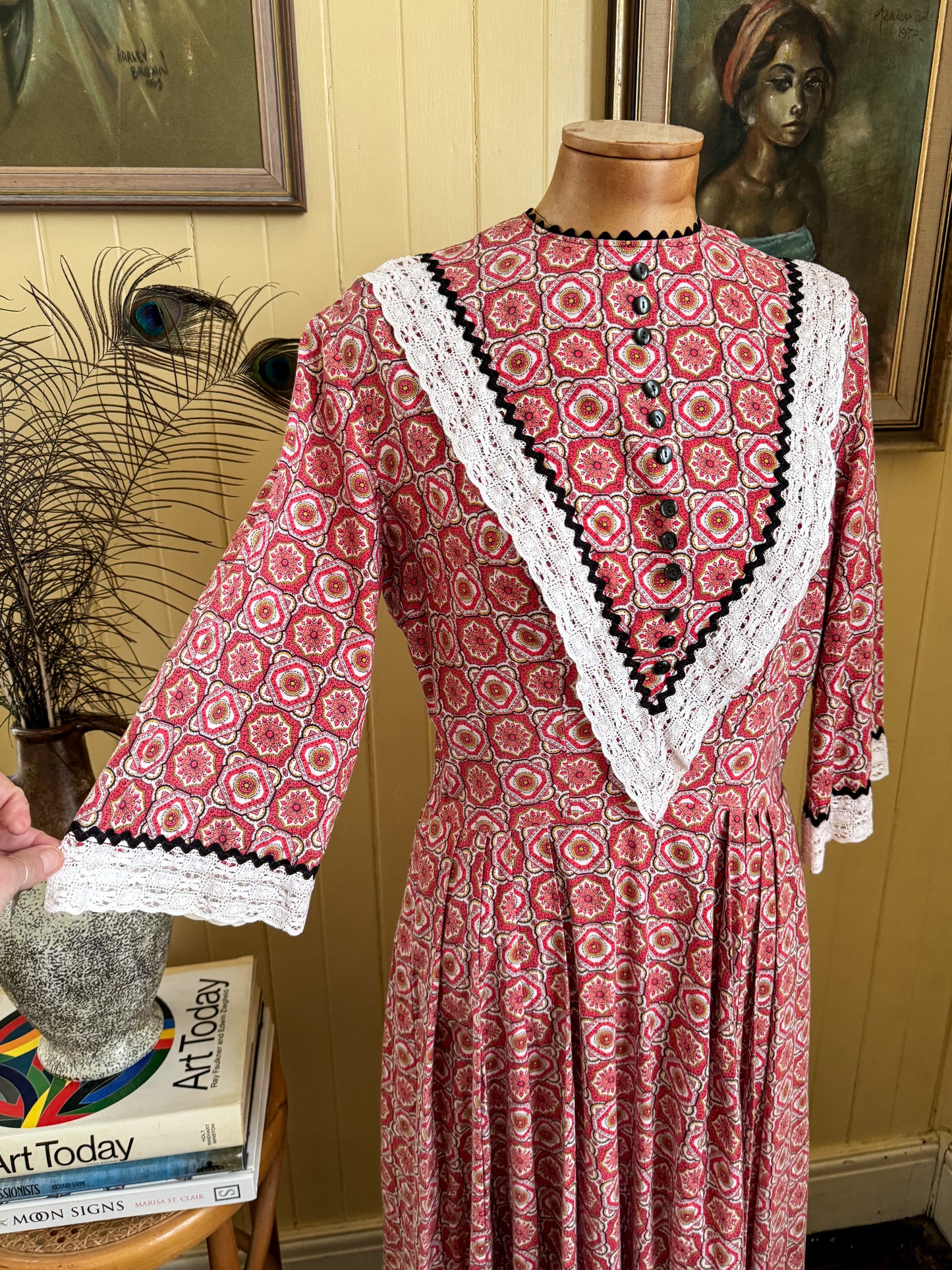 VINTAGE 1970S PRINTED COTTON AND LACE MAXI PRAIRIE DRESS S/M