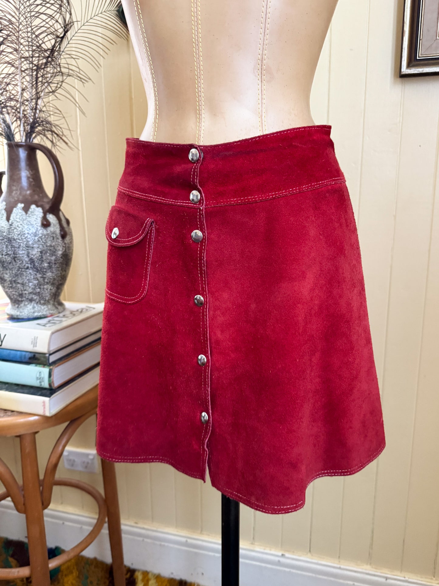 VINTAGE 1970S RED SUEDE LEATHER BUTTON THROUGH MINI SKIRT XS/S