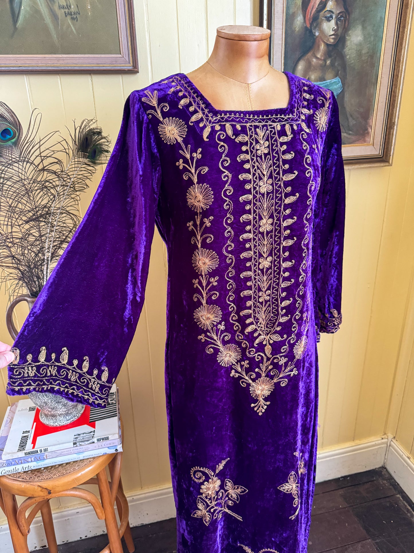 VINTAGE 1970S PAKISTANI VISCOSE VELVET EMBROIDERED MAXI KAFTAN S/M