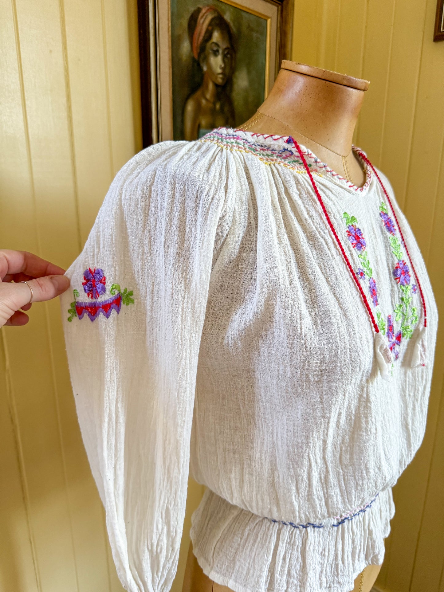 VINTAGE 1970S PAPILLON INDIAN COTTON CHEESECLOTH EMBROIDERED FOLK BLOUSE XS