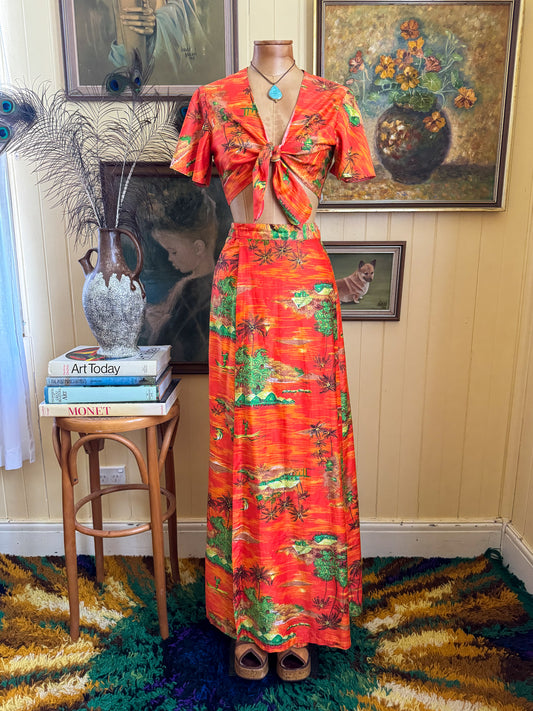 VINTAGE 1970S COTTON HAWAIIAN PRINT TWO PIECE CROPPED TOP + MAXI WRAP SKIRT SET S/M