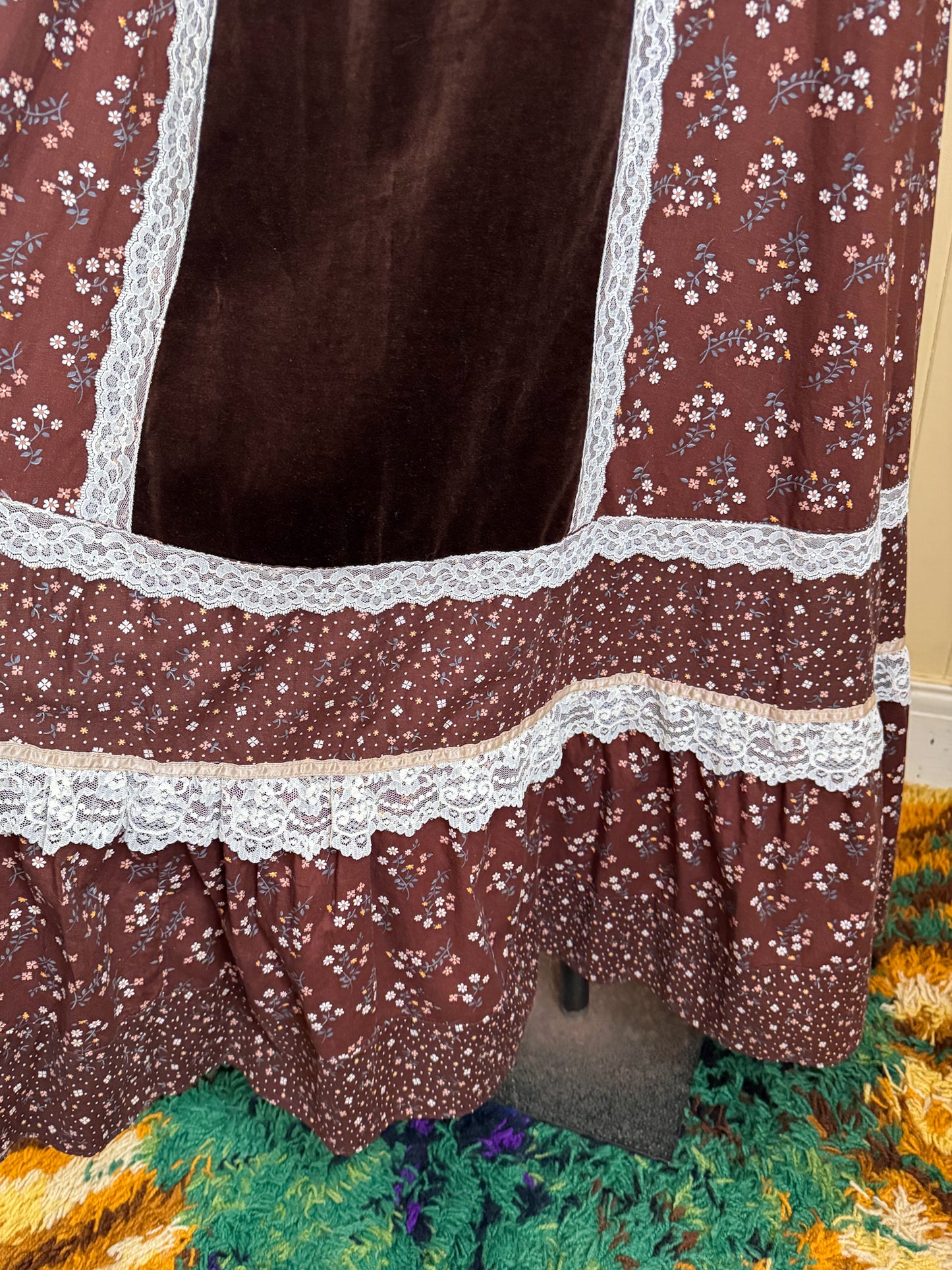 VINTAGE 1970S JESSICA’S GUNNIES GUNNE SAX FLORAL PRINT COTTON, VELVET + LACE MAXI SKIRT S/M