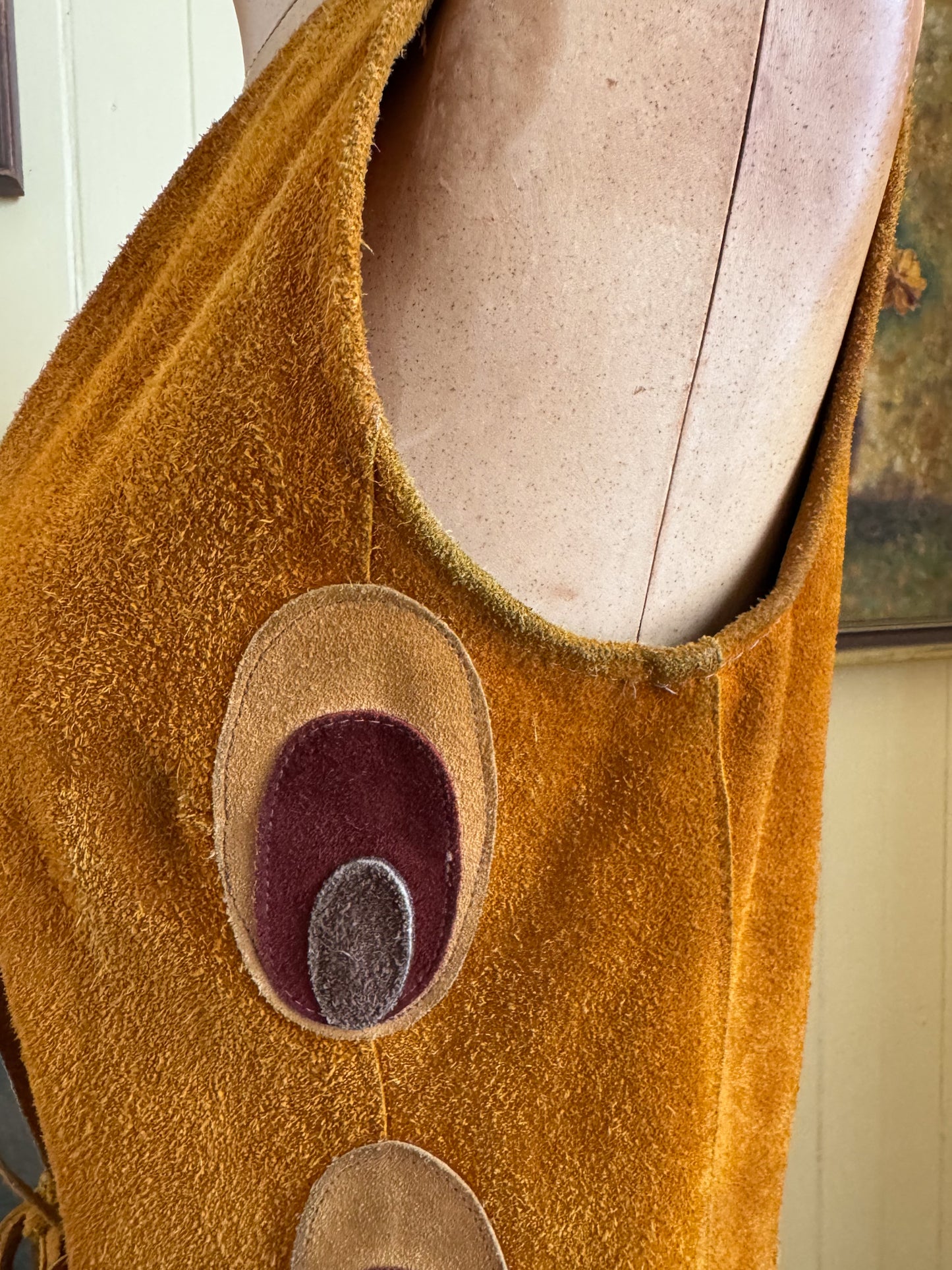 VINTAGE 1970S GEPETTO TAN SUEDE LEATHER PEACOCK APPLIQUÉ LONGLINE WAISTCOAT VEST XS