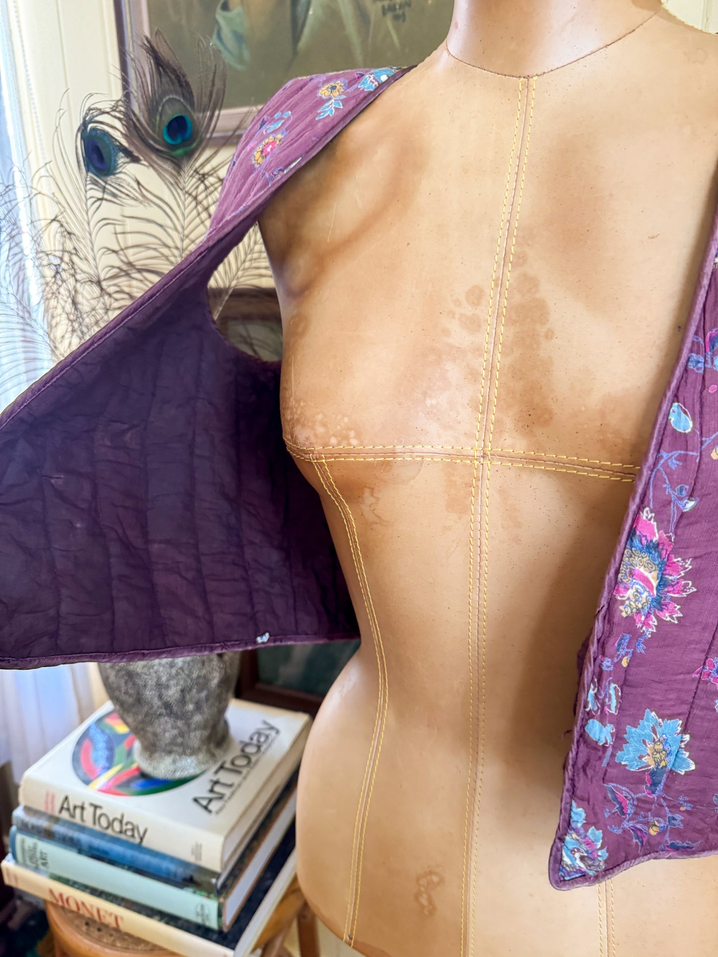 VINTAGE 1970S INDIAN VISCOSE QUILTED FLORAL PRINT CROPPED VEST M