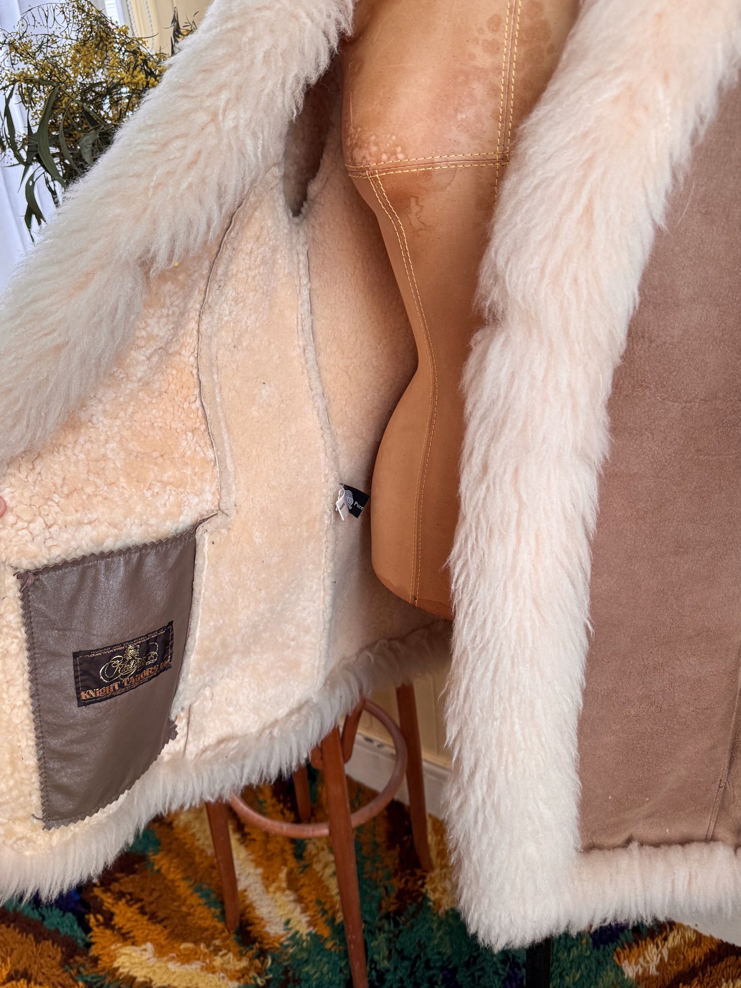VINTAGE NZ KNIGHT TAYLORS NATURAL SUEDE SHEEPSKIN SHEARLING COAT L