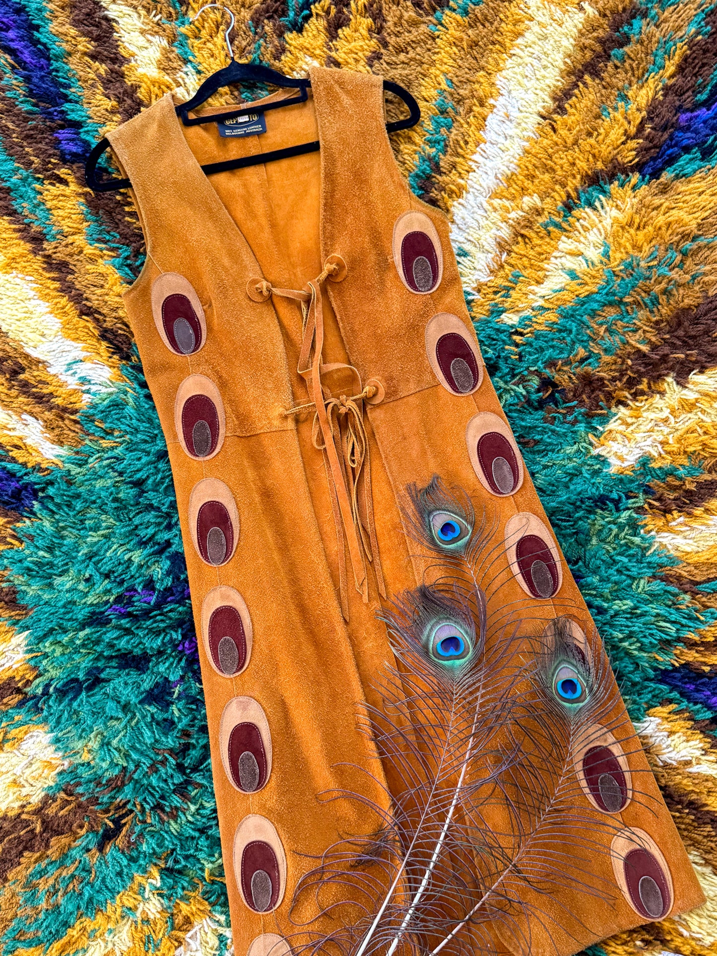 VINTAGE 1970S GEPETTO TAN SUEDE LEATHER PEACOCK APPLIQUÉ LONGLINE WAISTCOAT VEST XS