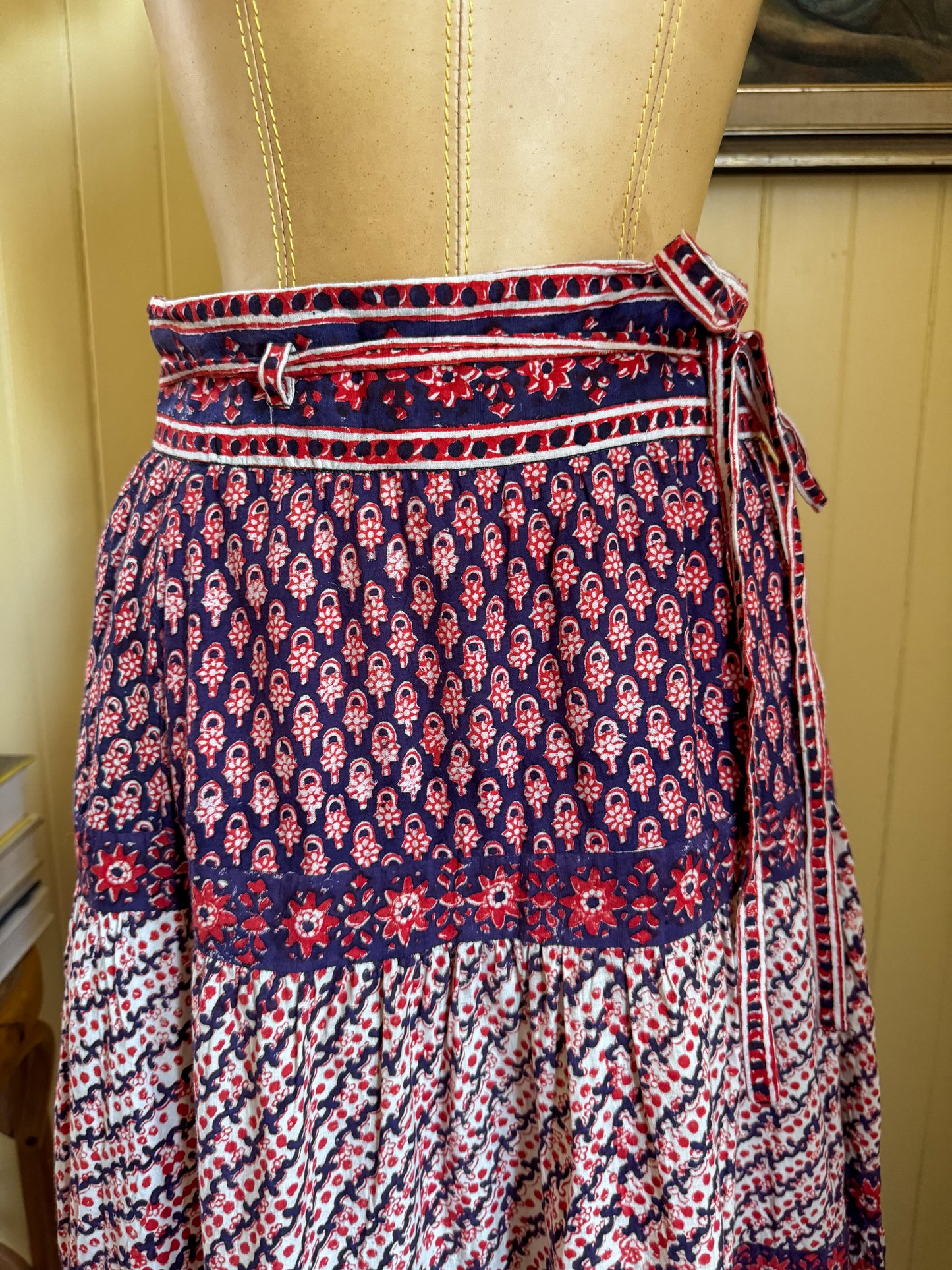 VINTAGE 1970S ANOKHI INDIAN COTTON BLOCK PRINT TIERED WRAP PEASANT SKIRT XS/SS