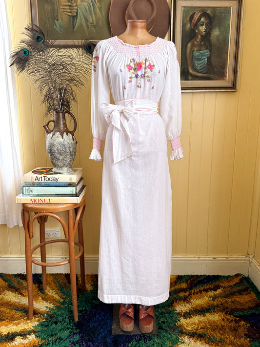 VINTAGE 1970S COTTON CHEESECLOTH EMBROIDERED PEASANT MAXI DRESS S/M