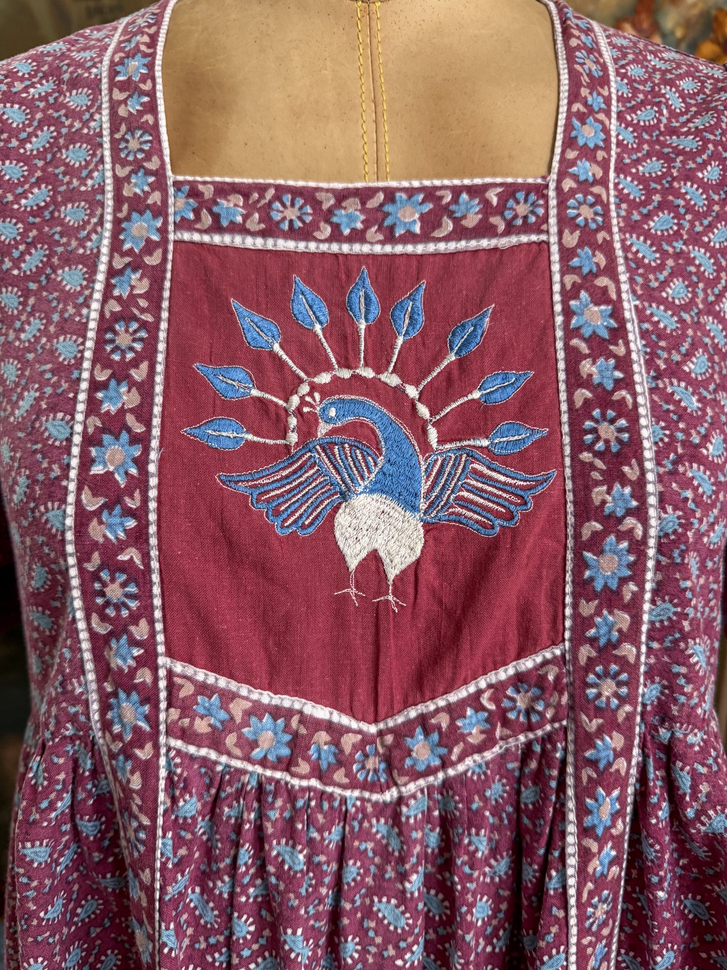 VINTAGE 1970S INDIAN COTTON EMBROIDERED PEACOCK BLOCK PRINT MIDI DRESS XS/S