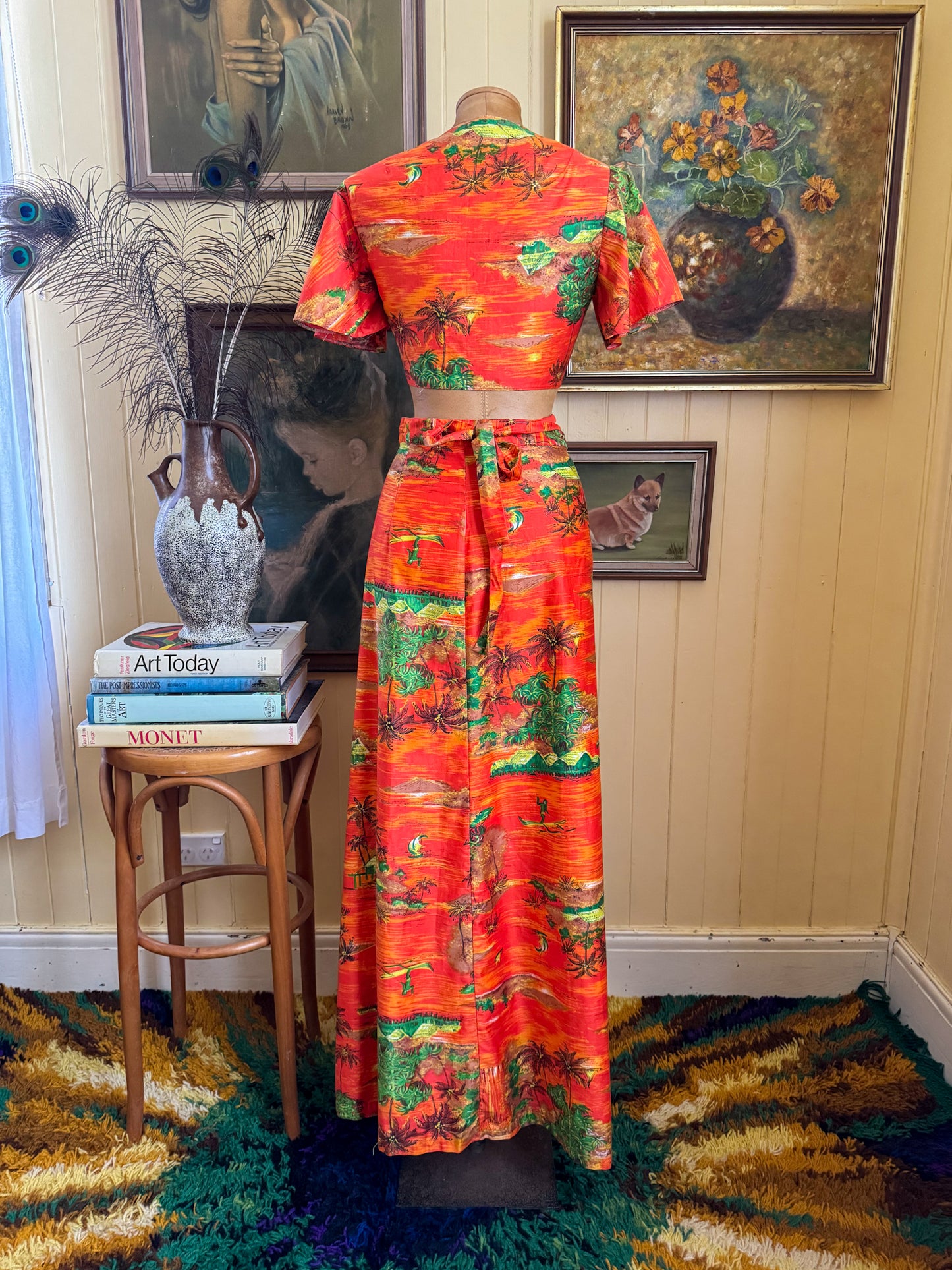 VINTAGE 1970S COTTON HAWAIIAN PRINT TWO PIECE CROPPED TOP + MAXI WRAP SKIRT SET S/M