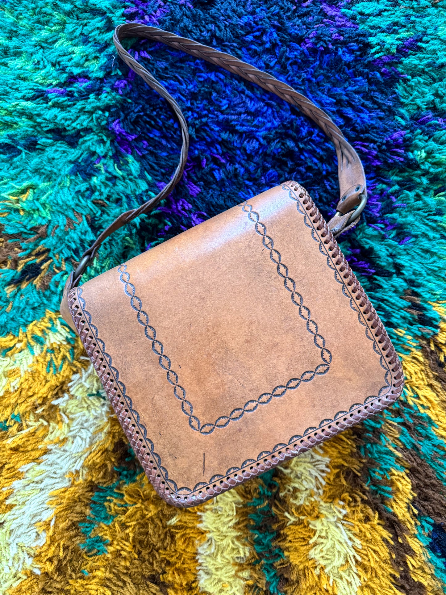 VINTAGE 1970S XL TOOLED CARAMEL LEATHER WARATAH SHOULDER BAG