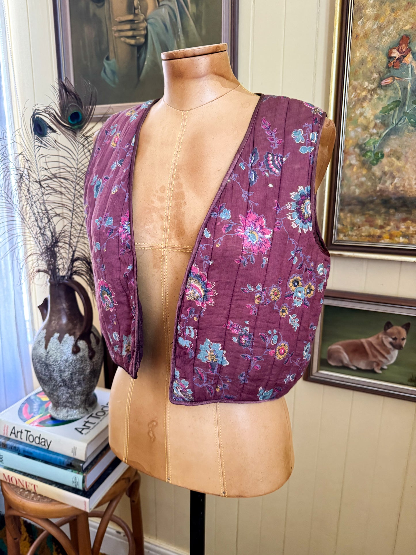 VINTAGE 1970S INDIAN VISCOSE QUILTED FLORAL PRINT CROPPED VEST M