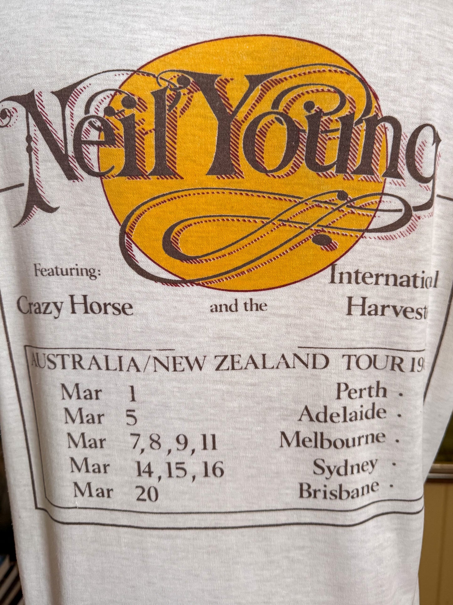 VINTAGE 1985 NEIL YOUNG, CRAZY HORSE + THE INTERNATIONAL HARVEST AUSTRALIA NZ TOUR PRINT BAND TSHIRT M