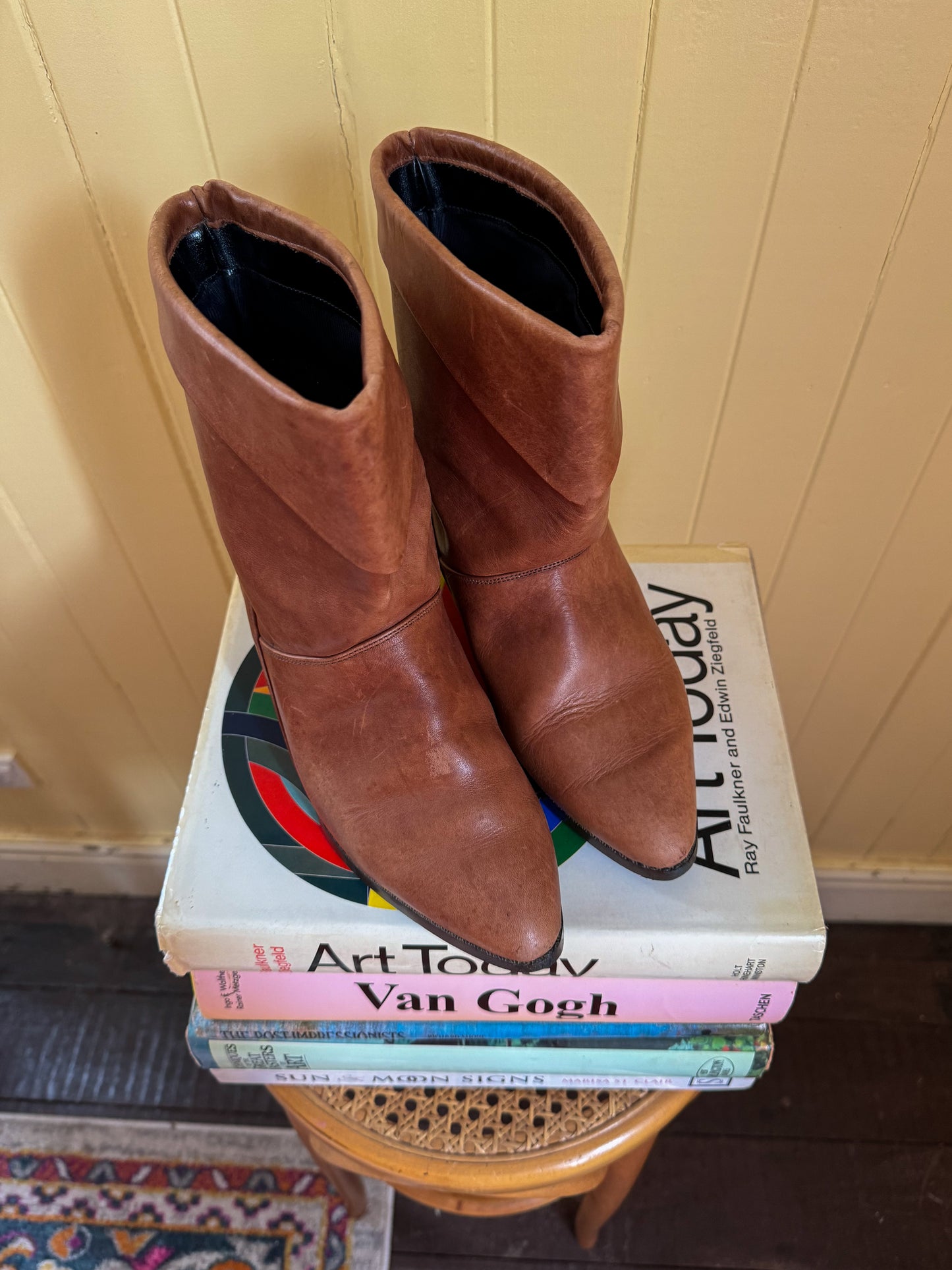 VINTAGE 1980S CARAMEL BROWN LEATHER PIXIE CUBAN HEEL BOOTS 9/40