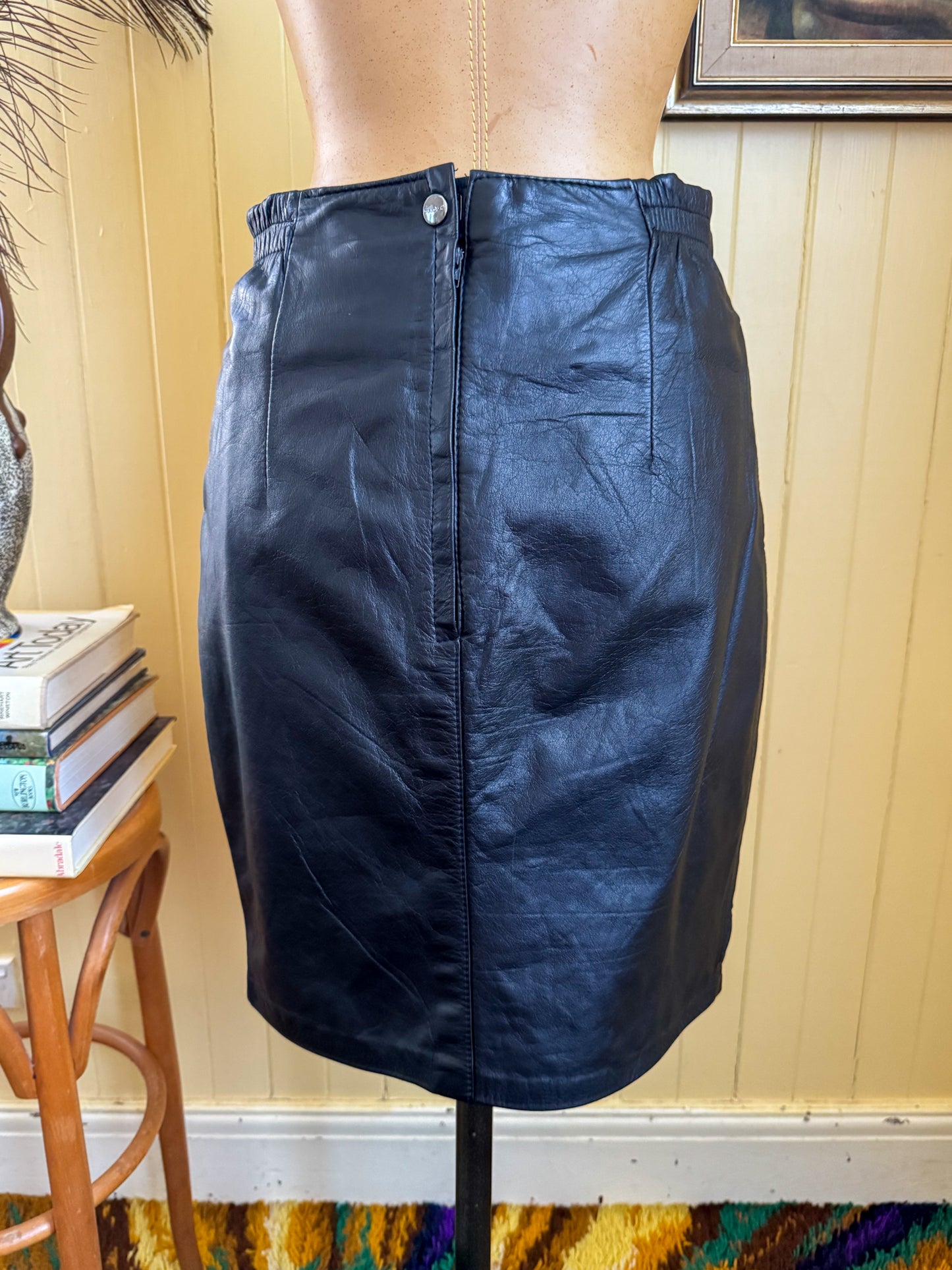 VINTAGE 1980S DE’ NAIVE BLACK + RED LEATHER BELTED MINI SKIRT S