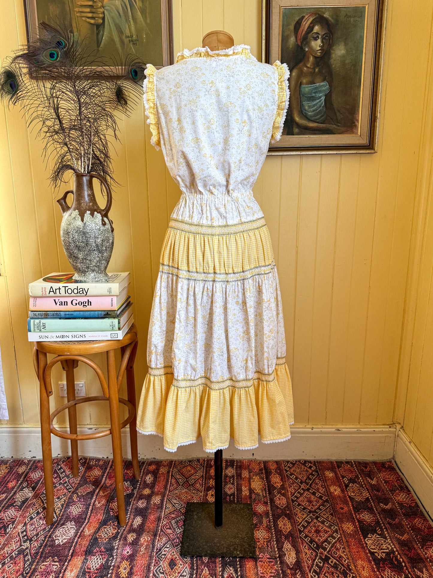 VINTAGE 1970S COTTON FLORAL GINGHAM SLEEVELESS PEASANT DRESS M