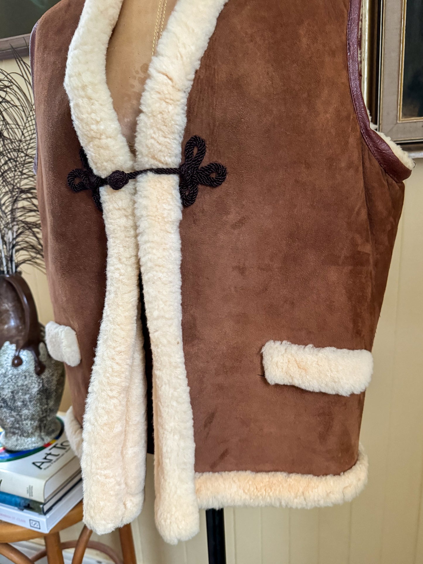 VINTAGE 1990S TAN FAUX SUEDE SHEEPSKIN SHEARLING VEST L