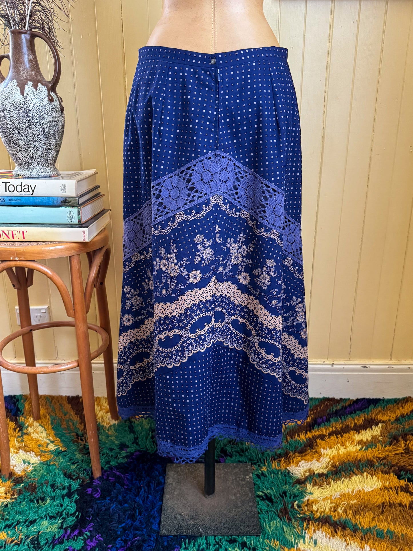 VINTAGE 1980S GERMAN LUCIE LINDEN WOOL BLEND PRINT LACE MIDI PEASANT SKIRT L