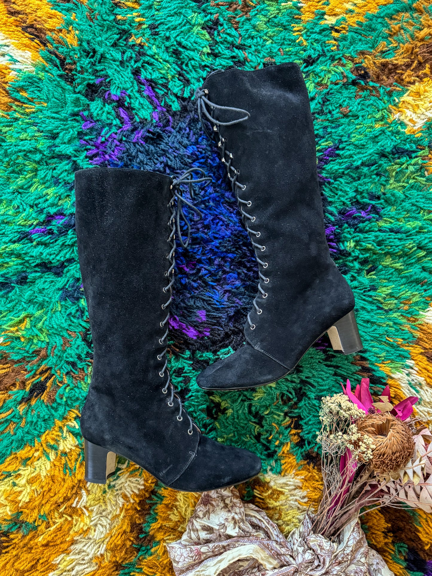 PRELOVED Y2K DOES 60S FLORSHEIM BLACK SUEDE LEATHER LACE UP KNEE HIGH BOOTS 9/40