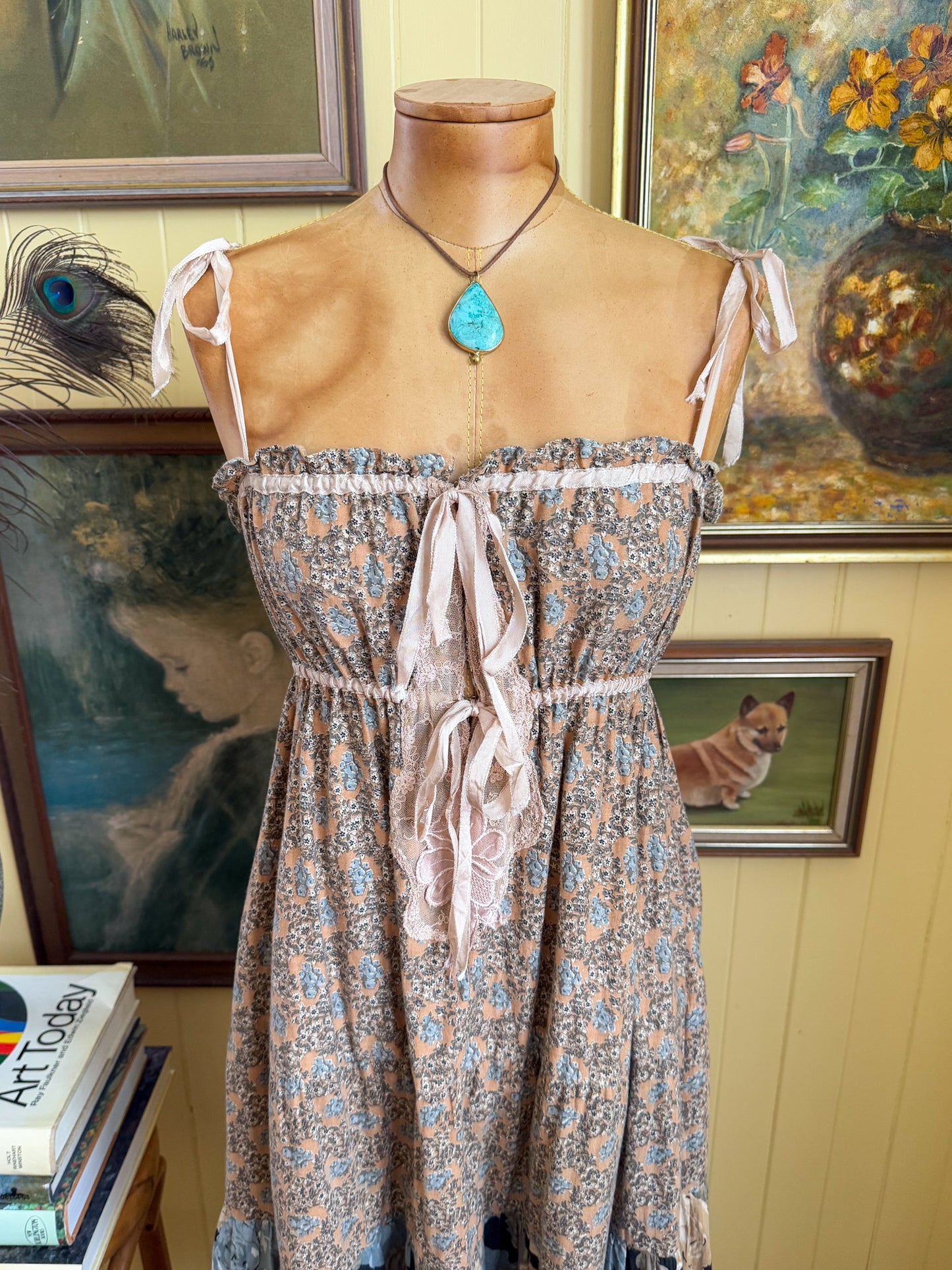 VINTAGE 1970S SALLY BROWNE COTTON TIERED LACE + RIBBON MIDI SUN DRESS S/M