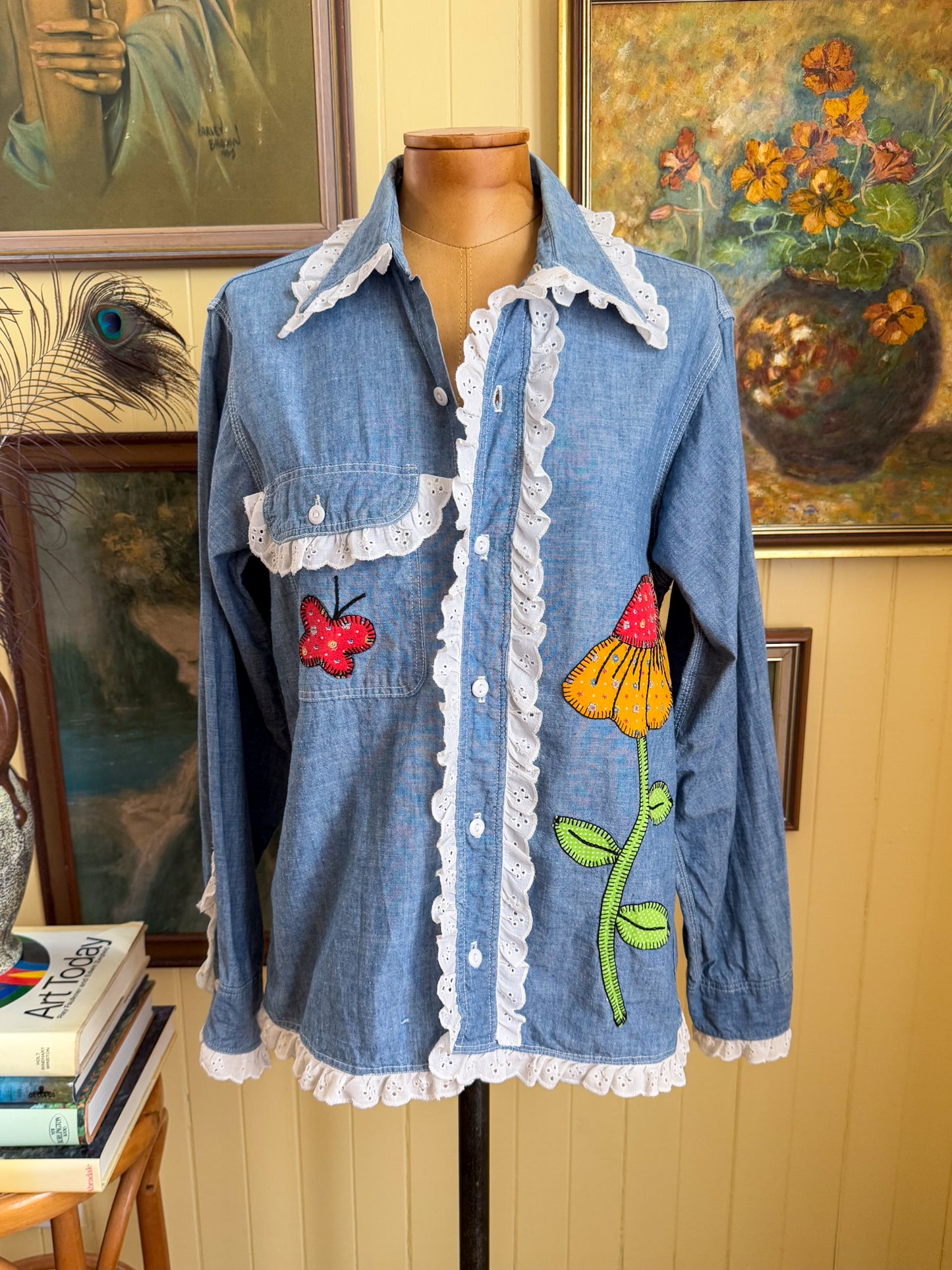 VINTAGE 1970S JC PENNEY COTTON CHAMBRAY APPLIQUÉ LACE TRIM SHIRT M