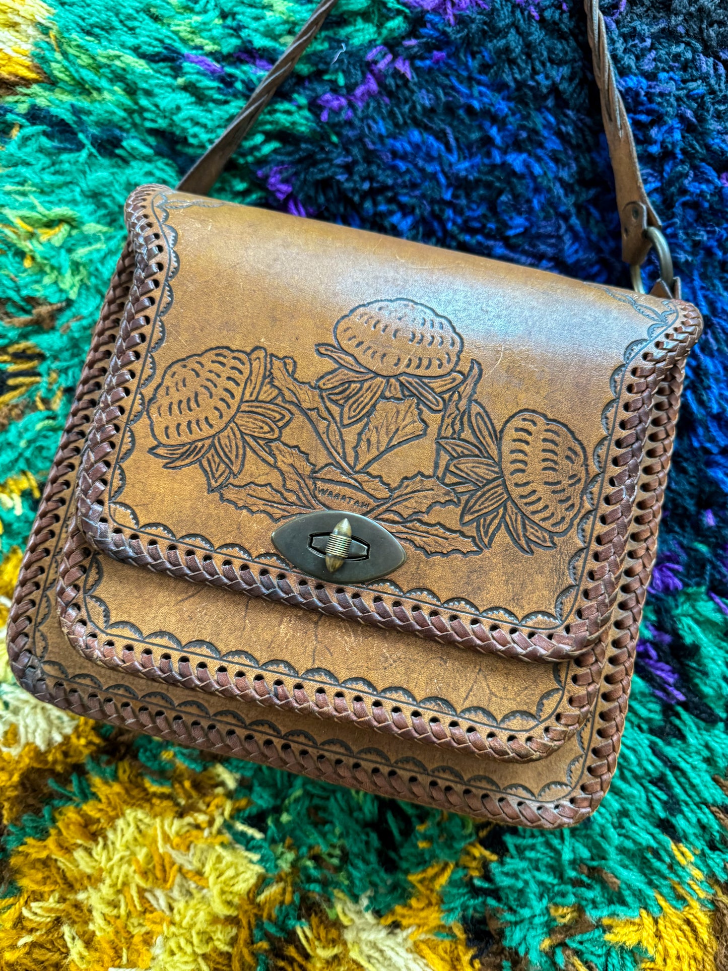 VINTAGE 1970S XL TOOLED CARAMEL LEATHER WARATAH SHOULDER BAG