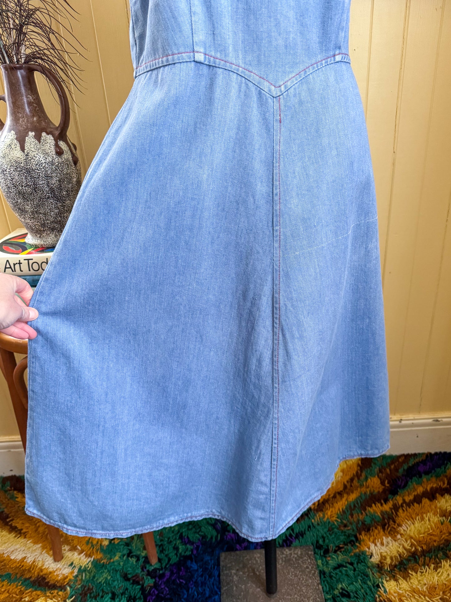 VINTAGE 1970S STITCHES CHAMBRAY DENIM APPLIQUÉ MIDI PINAFORE DRESS M/L