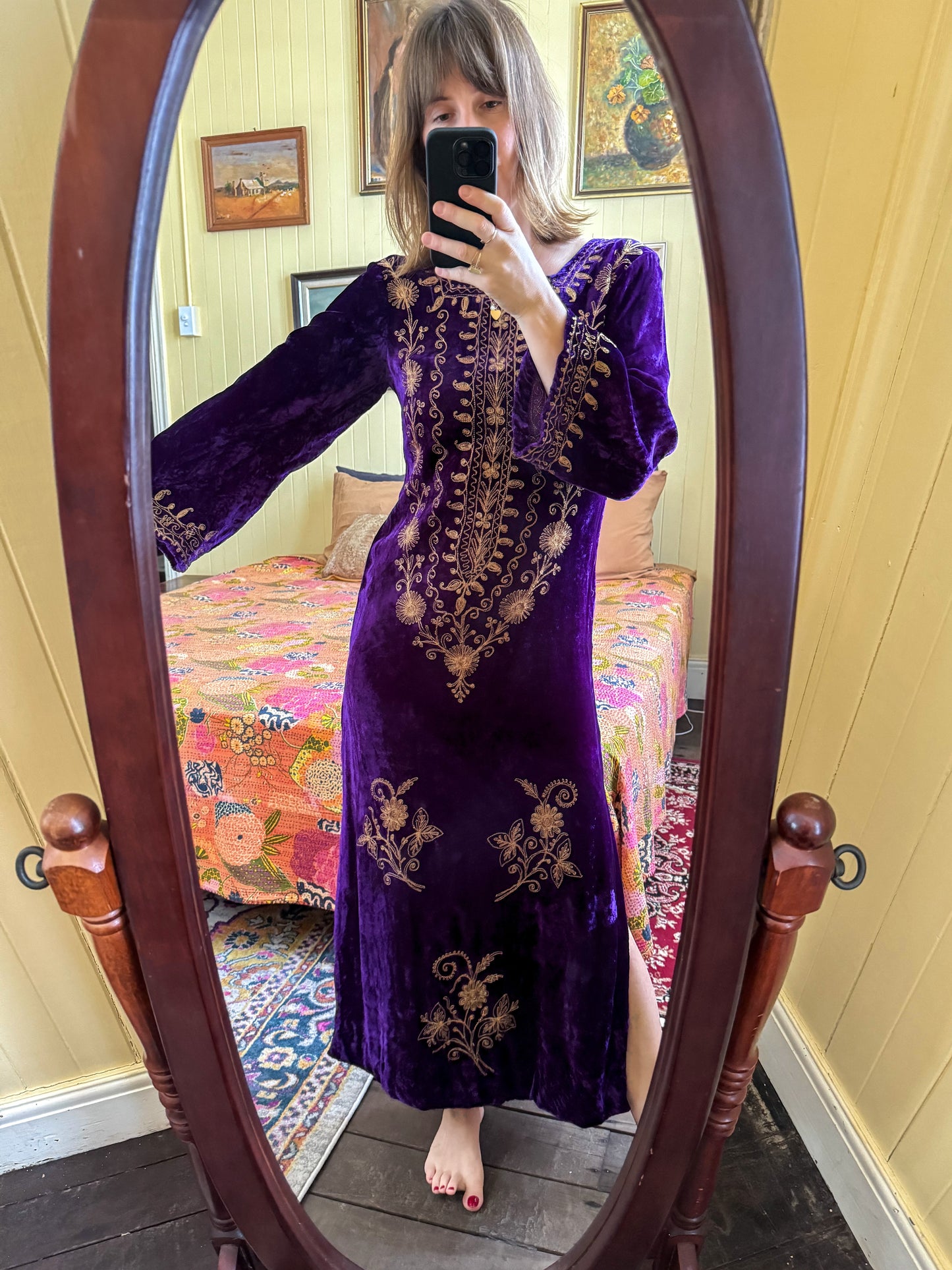 VINTAGE 1970S PAKISTANI VISCOSE VELVET EMBROIDERED MAXI KAFTAN S/M