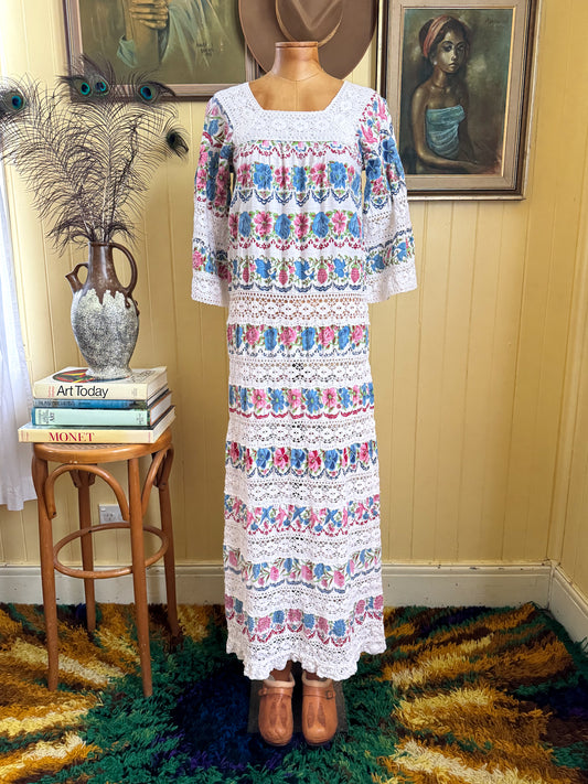 VINTAGE 1970S MEXICAN COTTON FLORAL PRINT LACE TIERED MAXI DRESS S