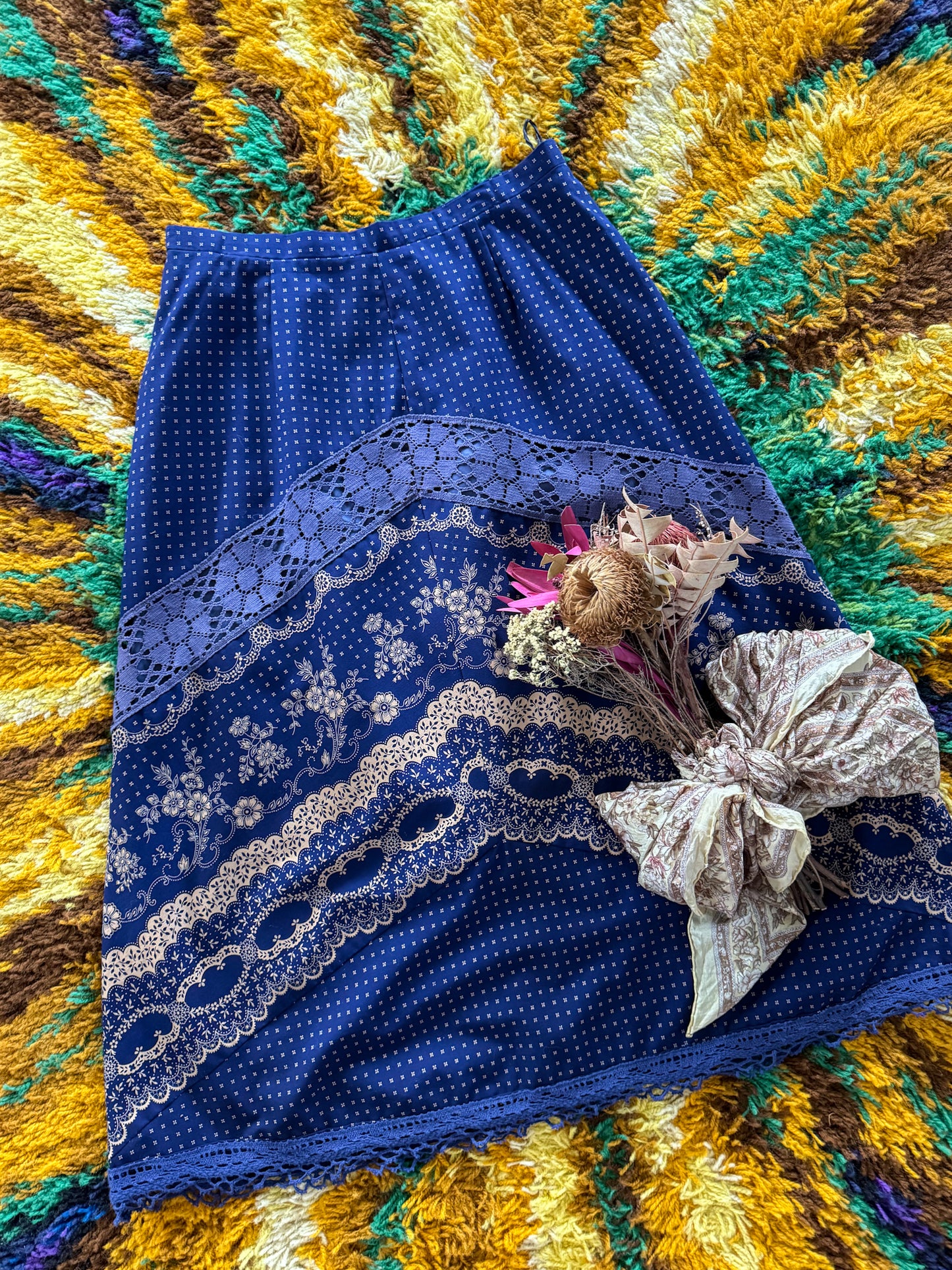 VINTAGE 1980S GERMAN LUCIE LINDEN WOOL BLEND PRINT LACE MIDI PEASANT SKIRT L
