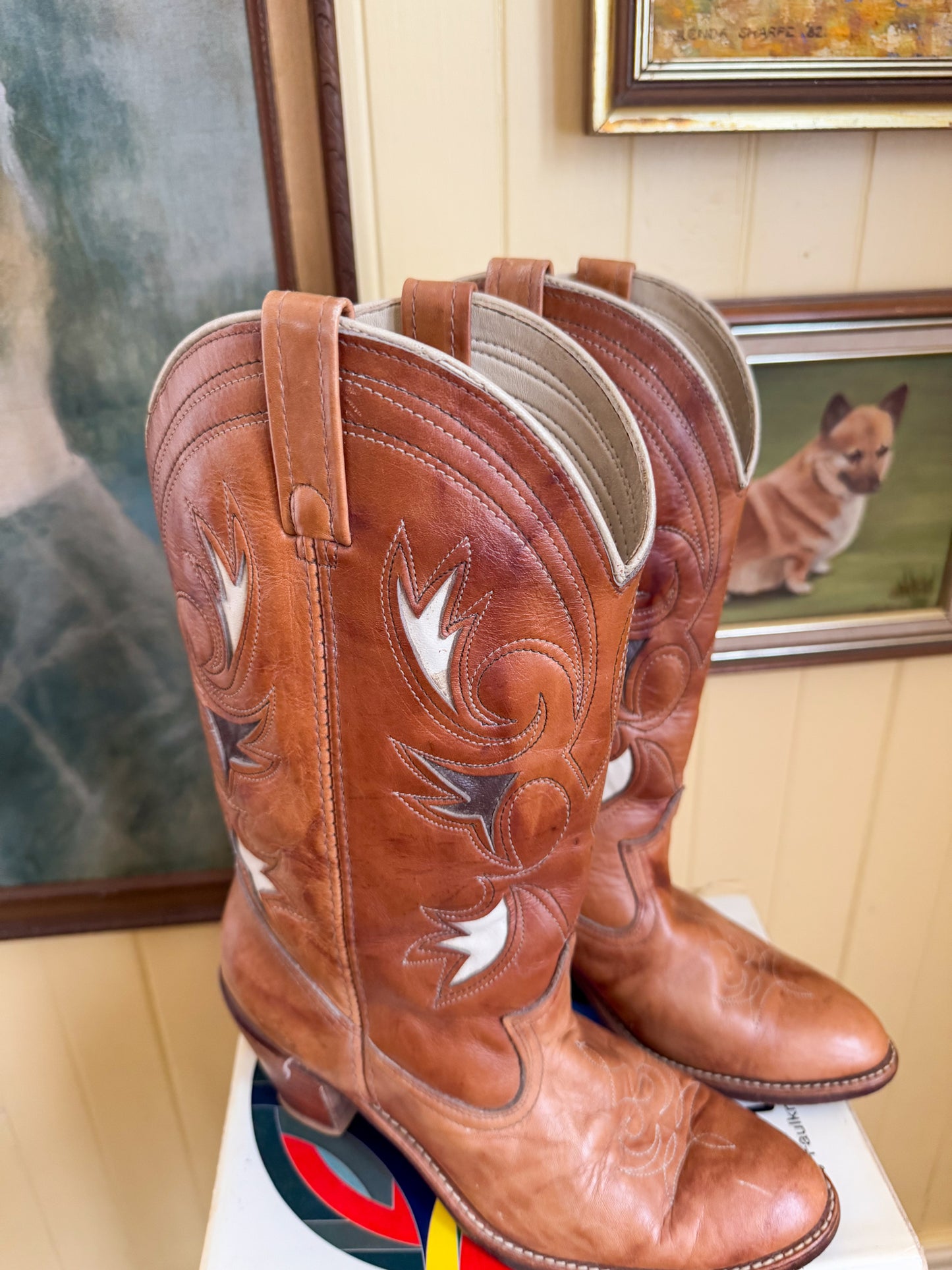 VINTAGE DINGO TAN EMBROIDERED LEATHER WESTERN CUBAN HIGH HEEL BOOTS 8.5-9/39.5