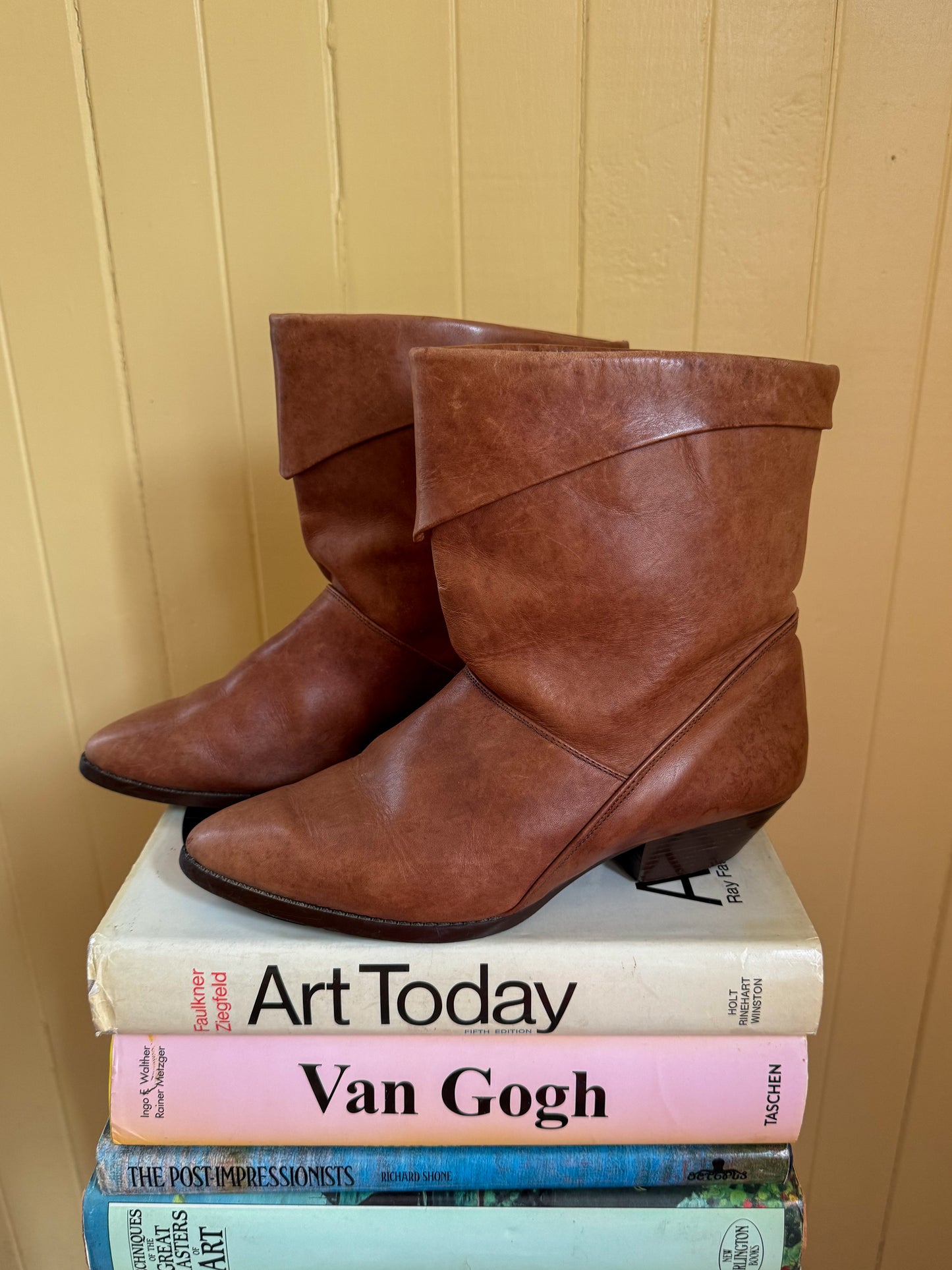 VINTAGE 1980S CARAMEL BROWN LEATHER PIXIE CUBAN HEEL BOOTS 9/40