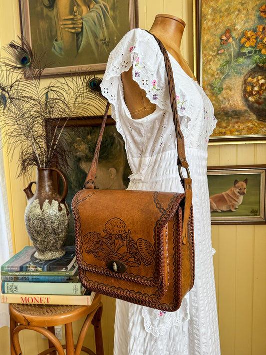 VINTAGE 1970S XL TOOLED CARAMEL LEATHER WARATAH SHOULDER BAG