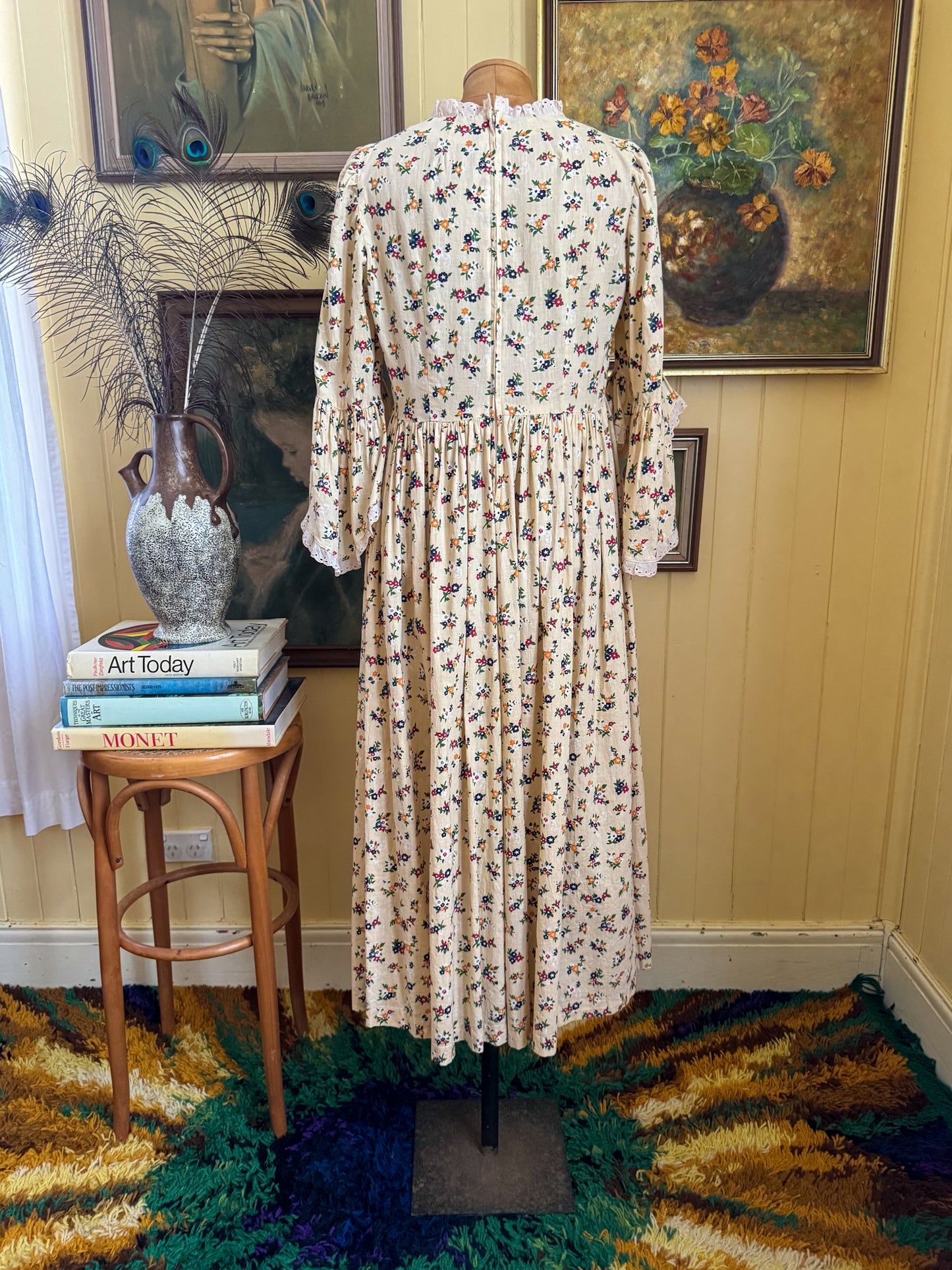 VINTAGE 1970S HANDMADE COTTON FLORAL PRINT LACE TRIM MIDI PRAIRIE DRESS S/M