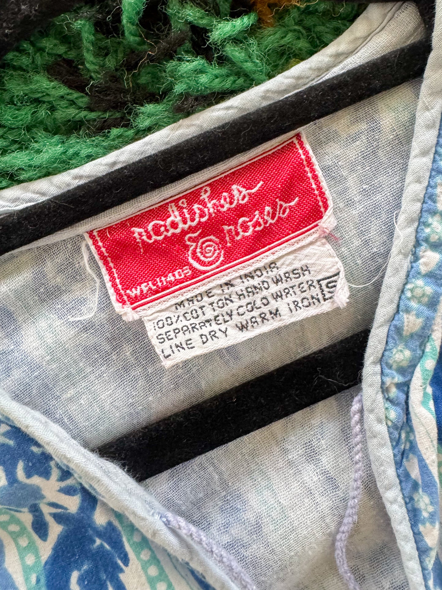 VINTAGE 1970S RADISHES & ROSES INDIAN COTTON BLOCK PRINT BLOUSE S
