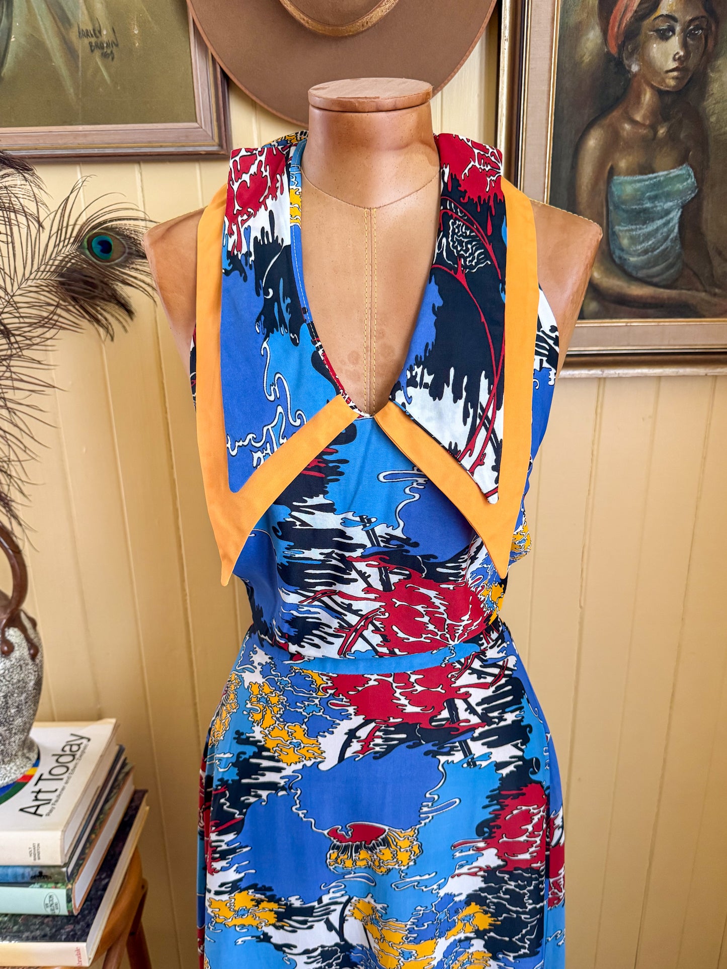 VINTAGE 1970S FINLAW NYLON ABSTRACT TROPICAL PRINT COLLARED HALTER MAXI DRESS S