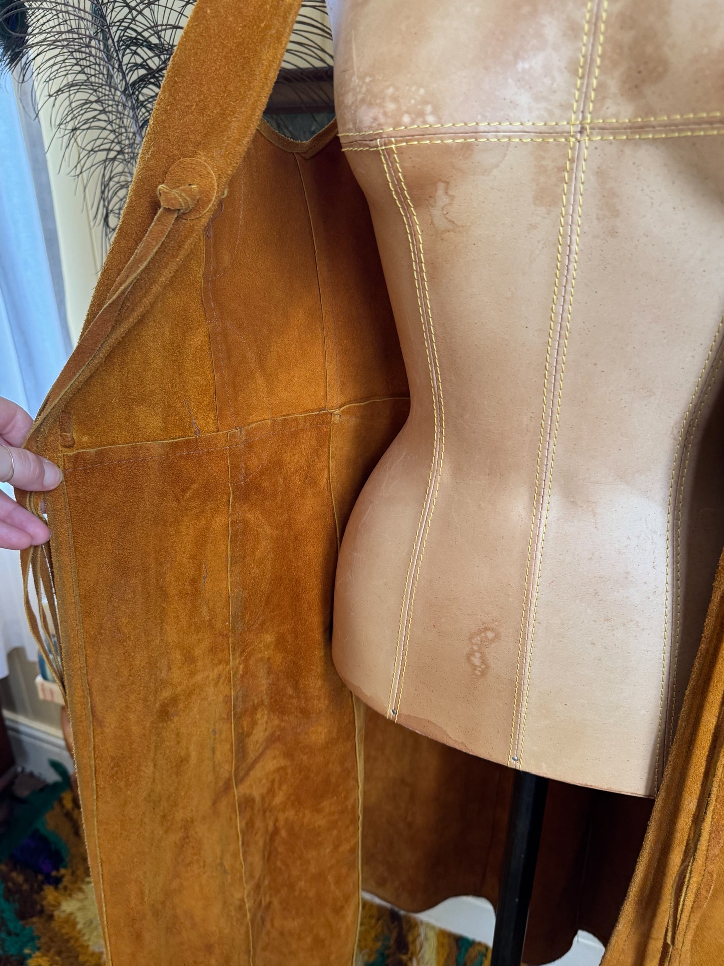 VINTAGE 1970S GEPETTO TAN SUEDE LEATHER PEACOCK APPLIQUÉ LONGLINE WAISTCOAT VEST XS