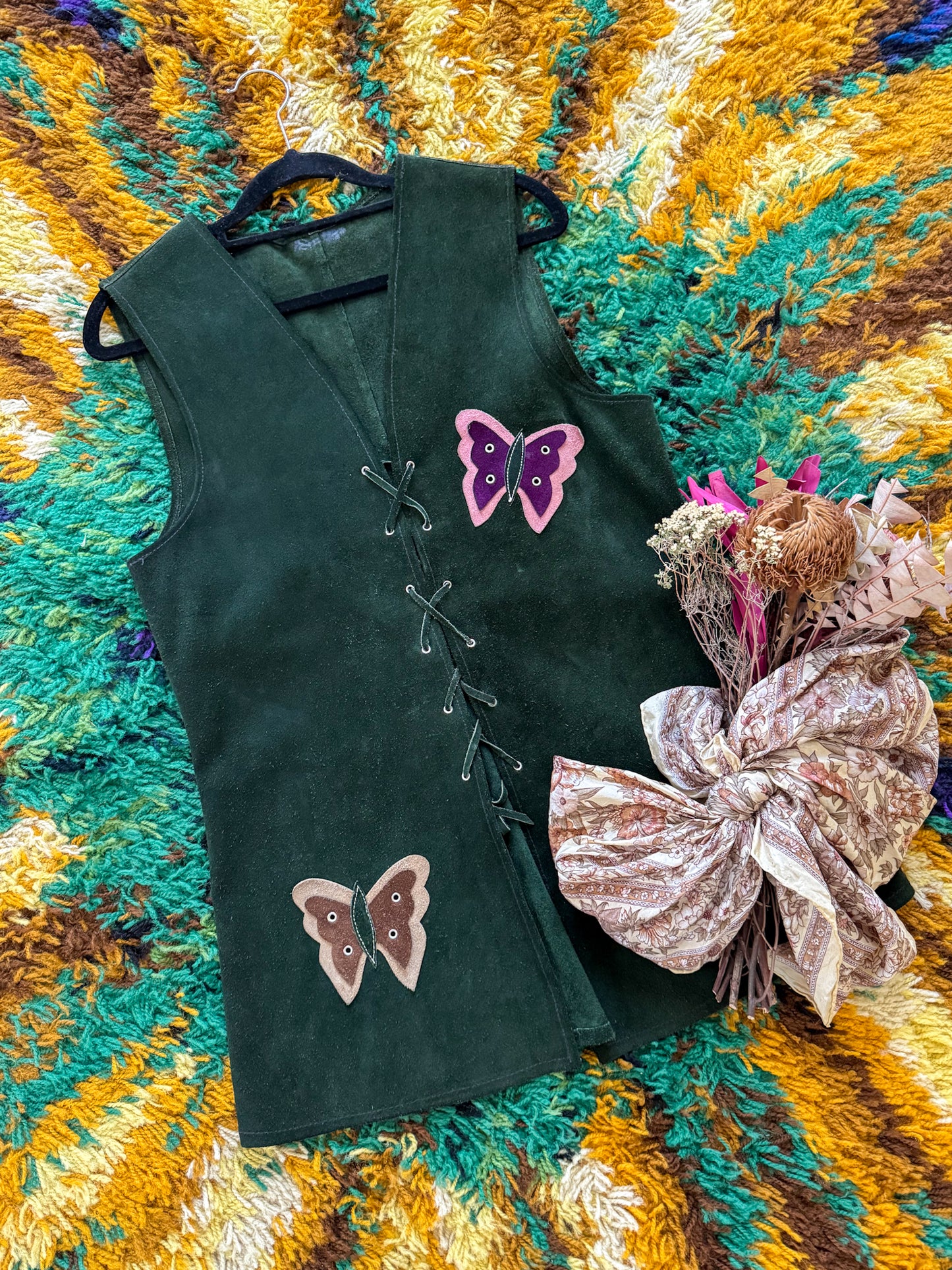 VINTAGE 1970S FOREST GREEN SUEDE LEATHER BUTTERFLY APPLIQUÉ LACE UP VEST S