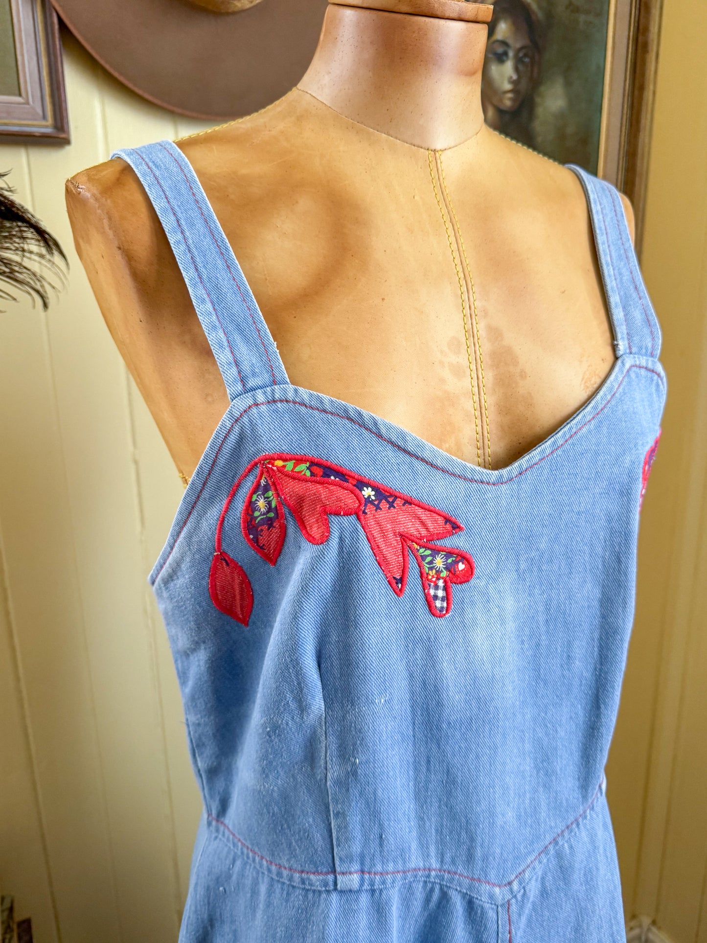 VINTAGE 1970S STITCHES CHAMBRAY DENIM APPLIQUÉ MIDI PINAFORE DRESS M/L